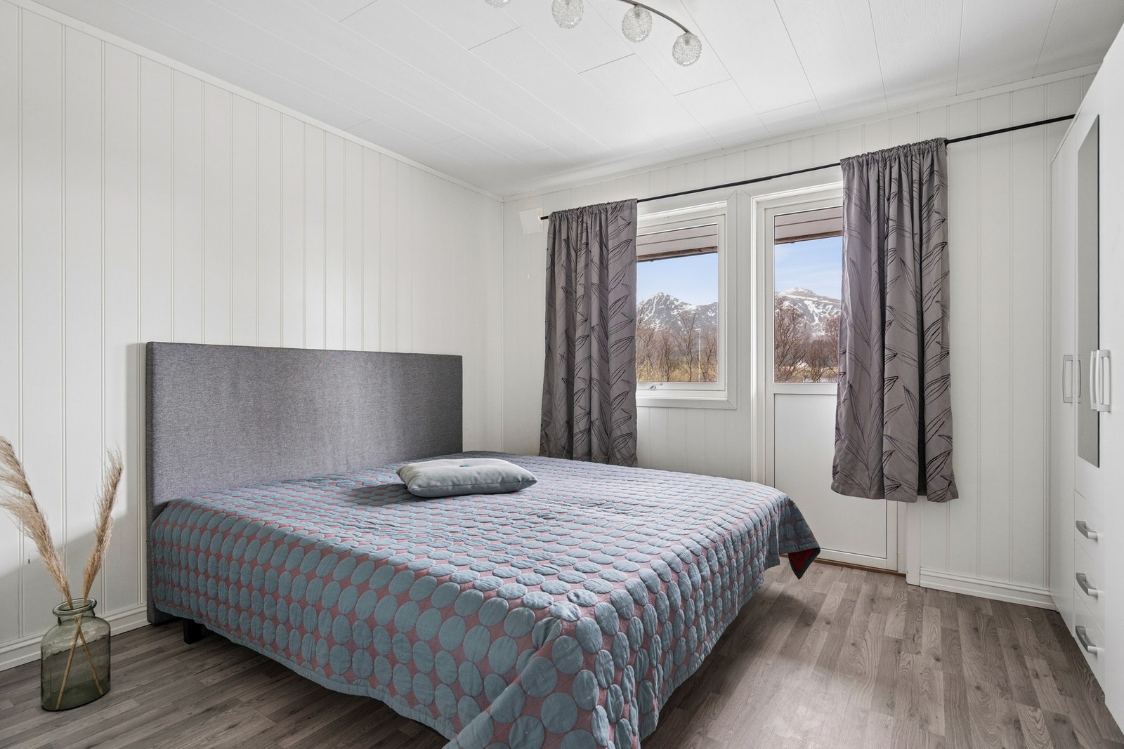 Lyst hovedsoverom med gode møbleringsmuligheter. Galleribilde