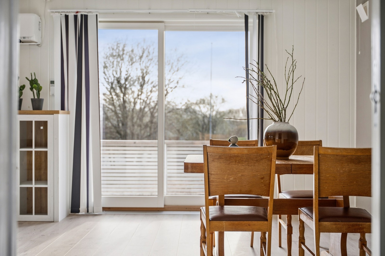 Utgang til terrasse - gir en naturlig forlengelse av oppholdsrommet. Galleribilde