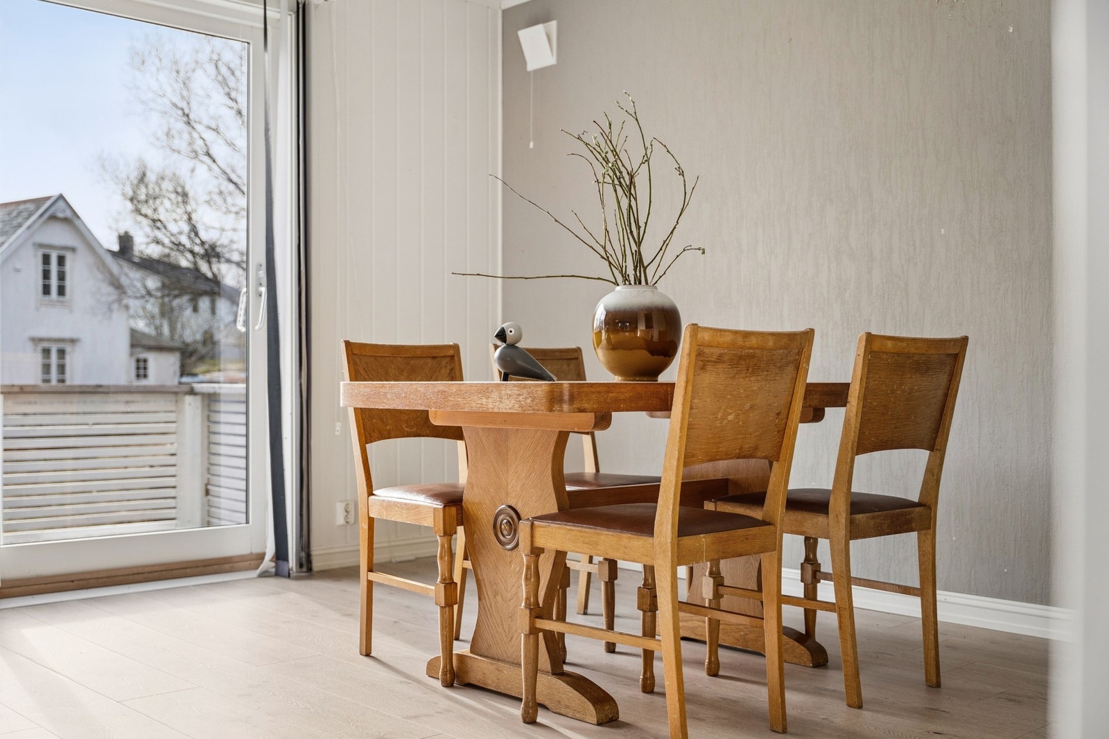 Lys og trivelig spisestue med god plass ønsket spisegruppe. Galleribilde