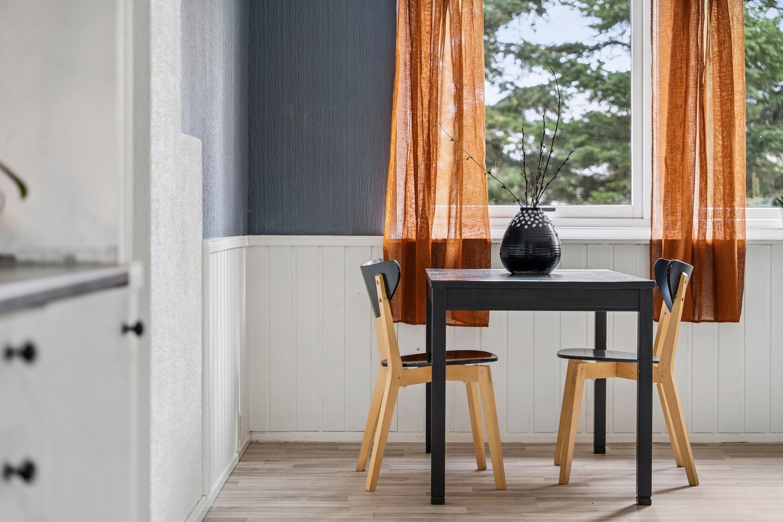 Plass til spisebord i tilknytning til kjøkkenet. Galleribilde