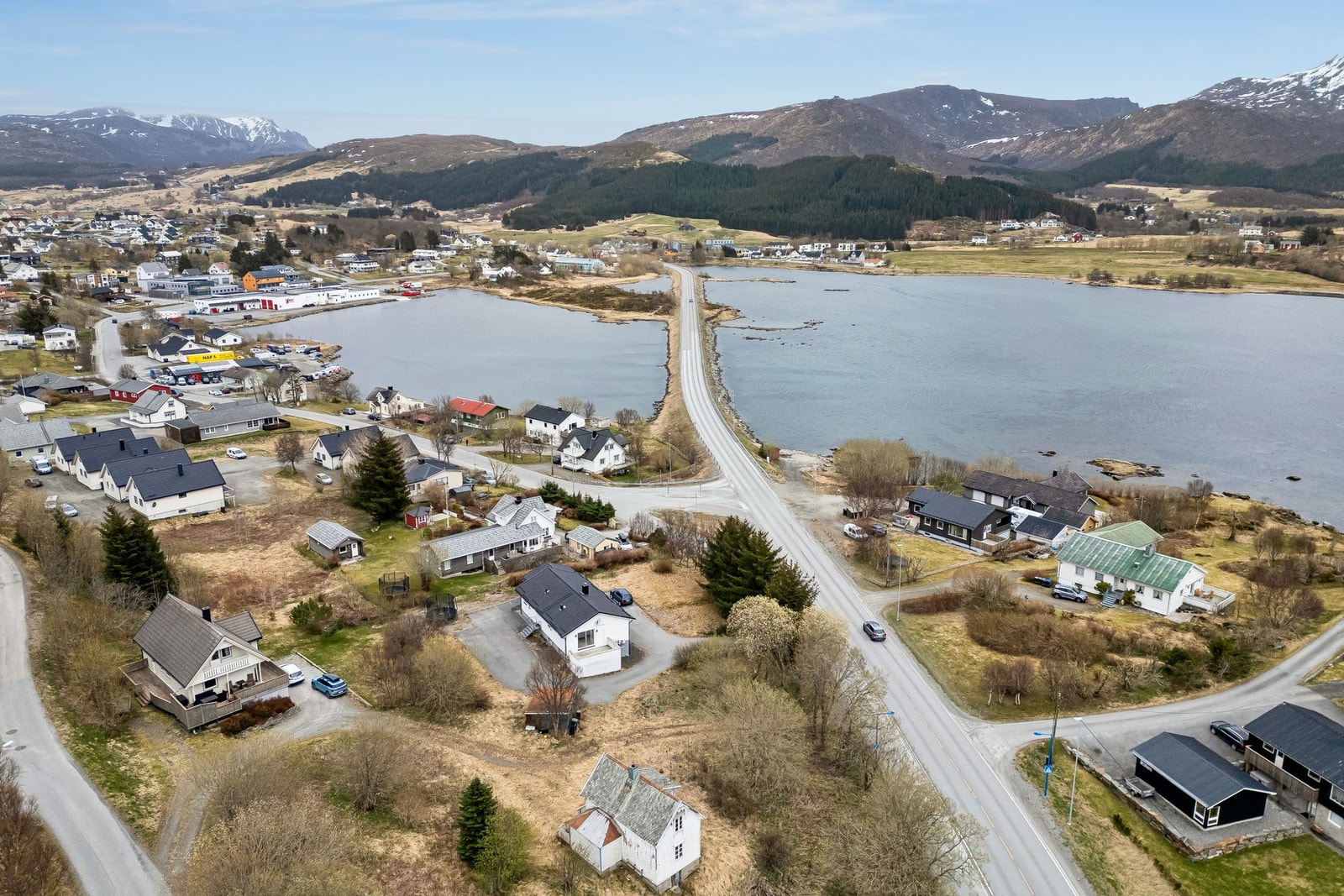 Sentrumsnær bolig med gangavstand til alt på Leknes. Rett i nærheten finner du et Vest-Lofoten videregående skole med et fantastisk idrettsanlegg. Her kan du drive med tennis, fotball, basket eller sandvolleyball på fritiden! Galleribilde