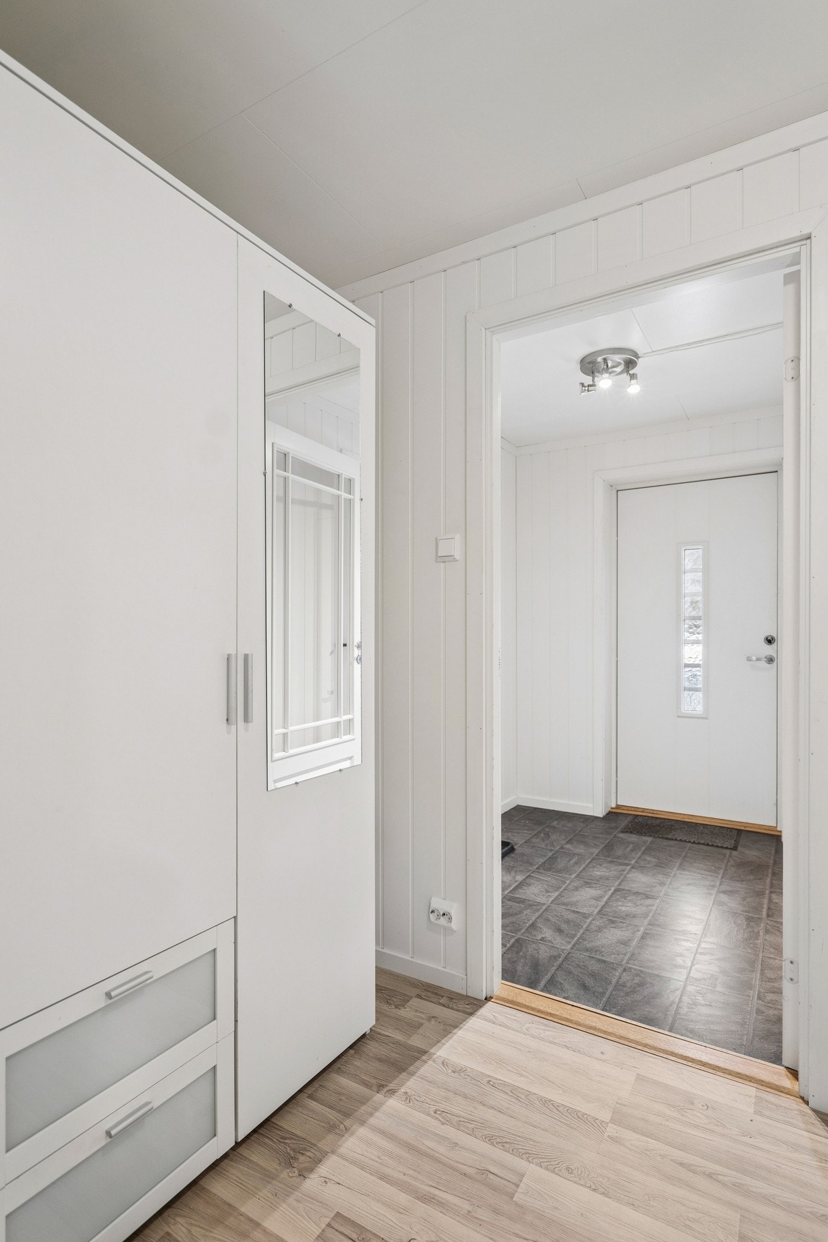 Praktisk inngangsparti med enkel tilgang til oppholdsrom. Galleribilde