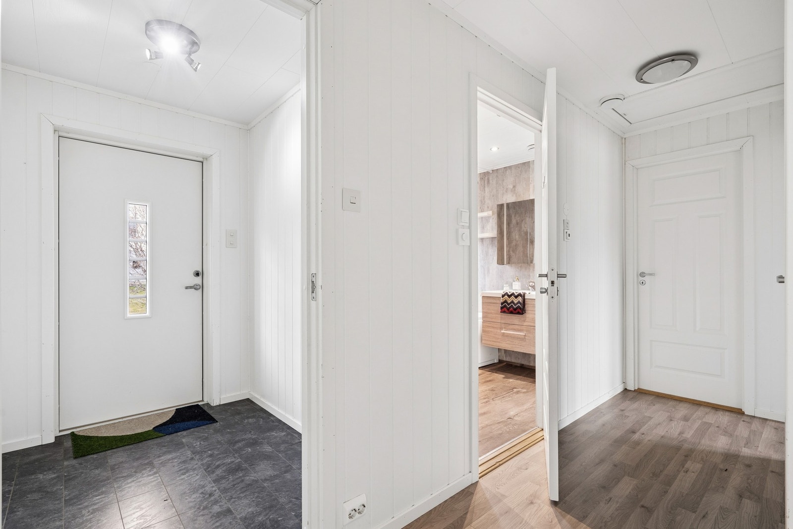 Praktisk gang med enkel tilgang til flere av rommene. Galleribilde