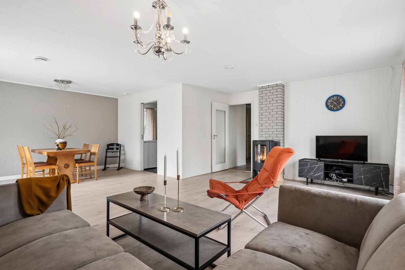 Romslig og innbydende stue med god plass til både sittegruppe og spiseplass. Galleribilde