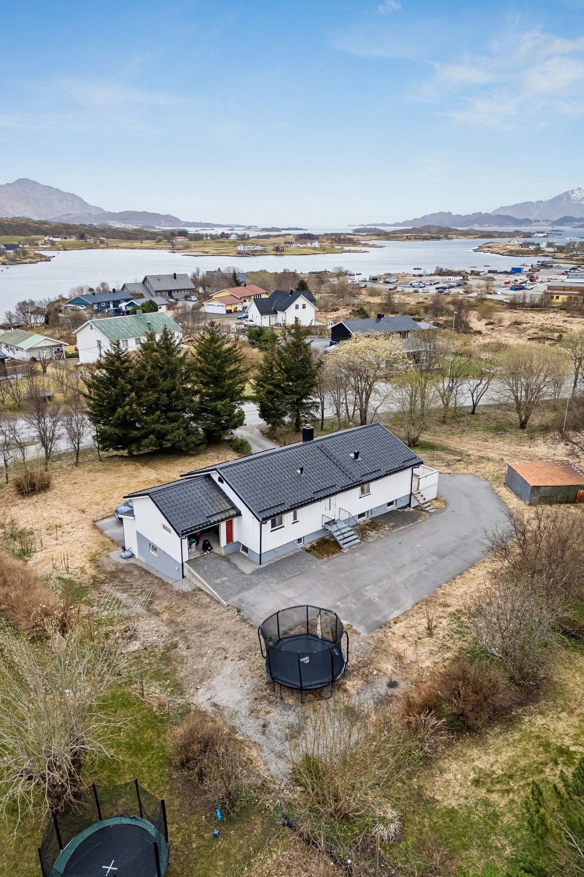 Stort grøntareal med gode lekemuligheter for barn, med oversiktlige omgivelser. Galleribilde