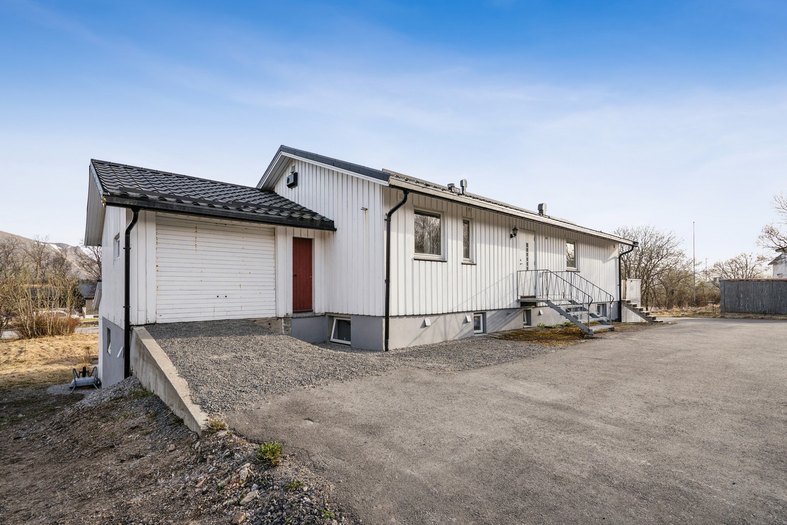 Opparbeidet gårdsplass gir gode parkeringsmuligheter på egen tomt. Galleribilde