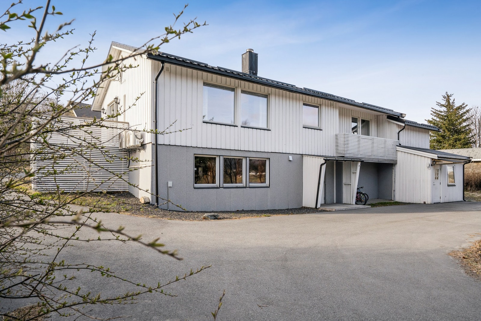 Egne inngangspartier til de to øvrige boenhetene - praktisk og godt tilrettelagt for utleie. Galleribilde