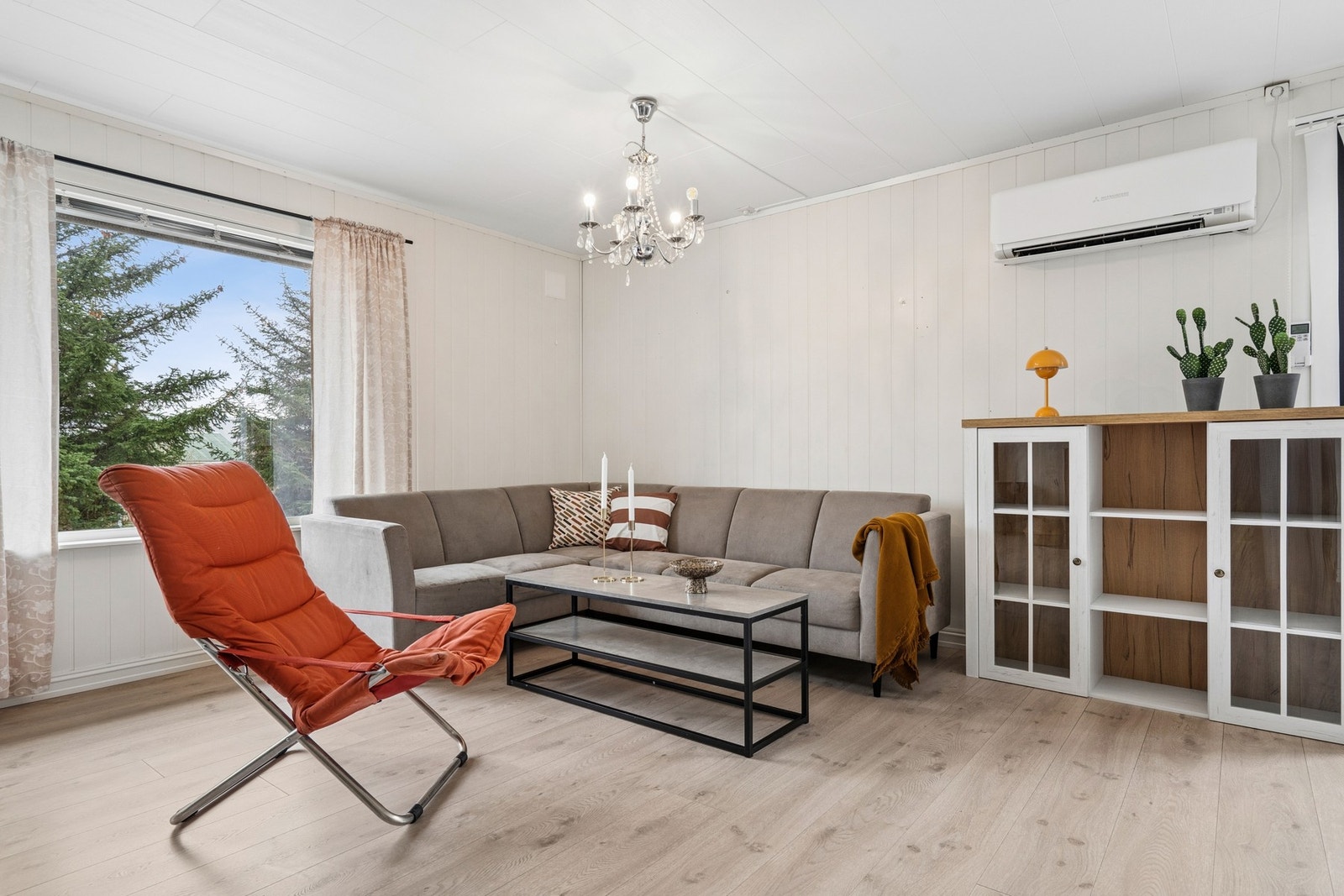 Store vindusflater gir rikelig med naturlig lysinnslipp. Galleribilde