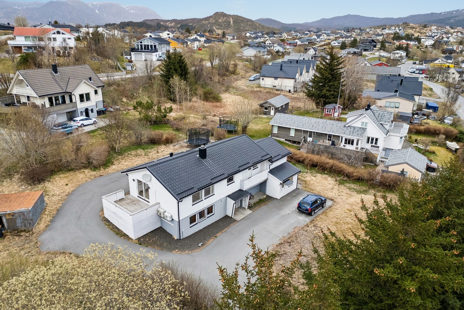 Romslig eiendom med flere boenheter, pent plassert i etablert boligområde. Galleribilde