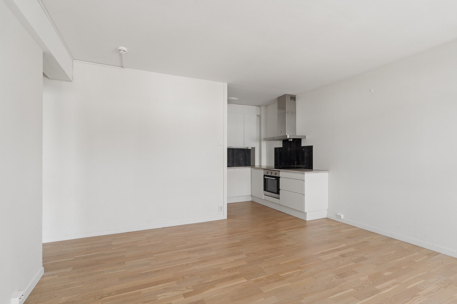 Leiligheten har en god standard med bl.a. parkett på gulv og malte glatte moderne overflater Galleribilde