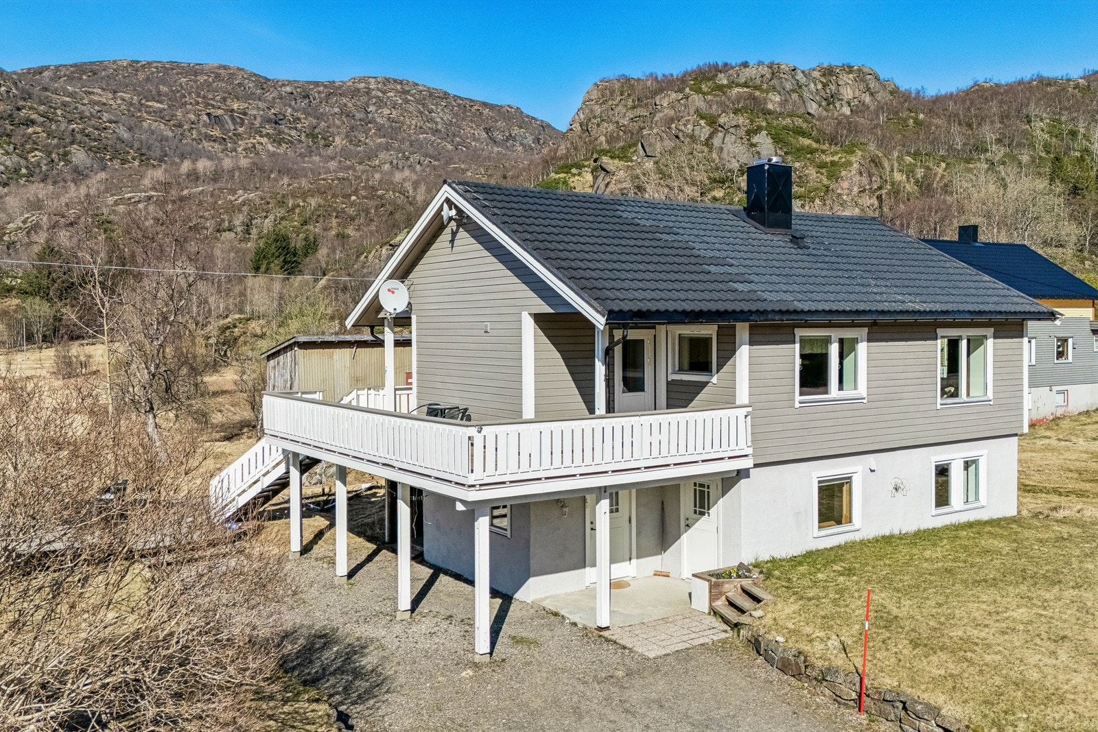 Boligen har en fin veranda med både inn- og utvendig adkomst. Galleribilde