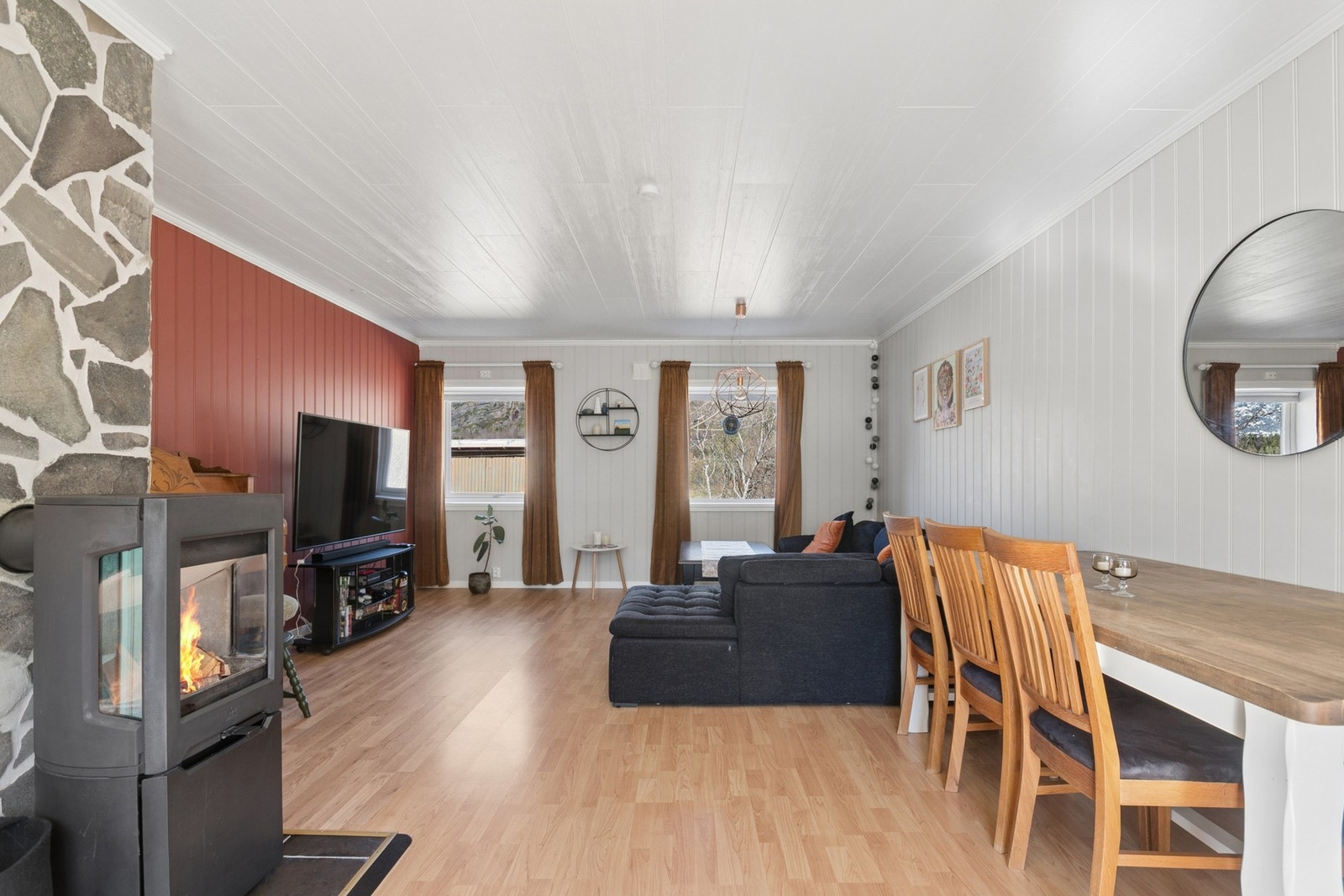 Det er laminat på gulvet og trepanel på vegger i oppholdsrommet. Galleribilde