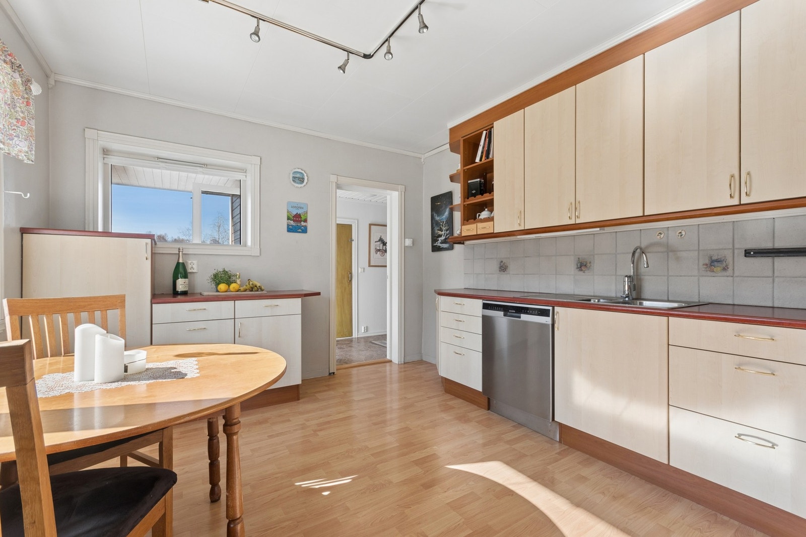 På kjøkkenet er det også plass til et lite spisebord. Galleribilde