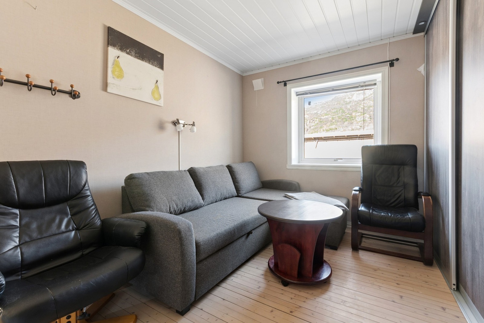 Soverom 3 med praktisk skyvedørsgarderobe. Galleribilde