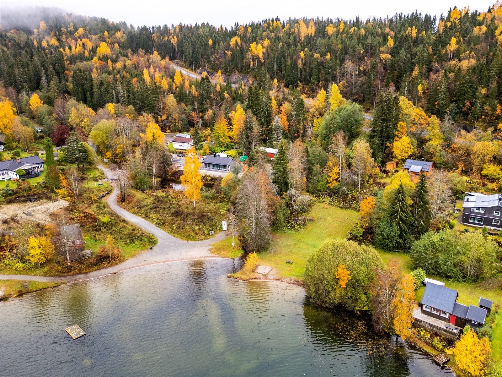 Hagatjern ligger midt mellom Mjøndalen sentrum og Konnerud i Drammen, med kun 8 min kjøretid til begge steder. Galleribilde