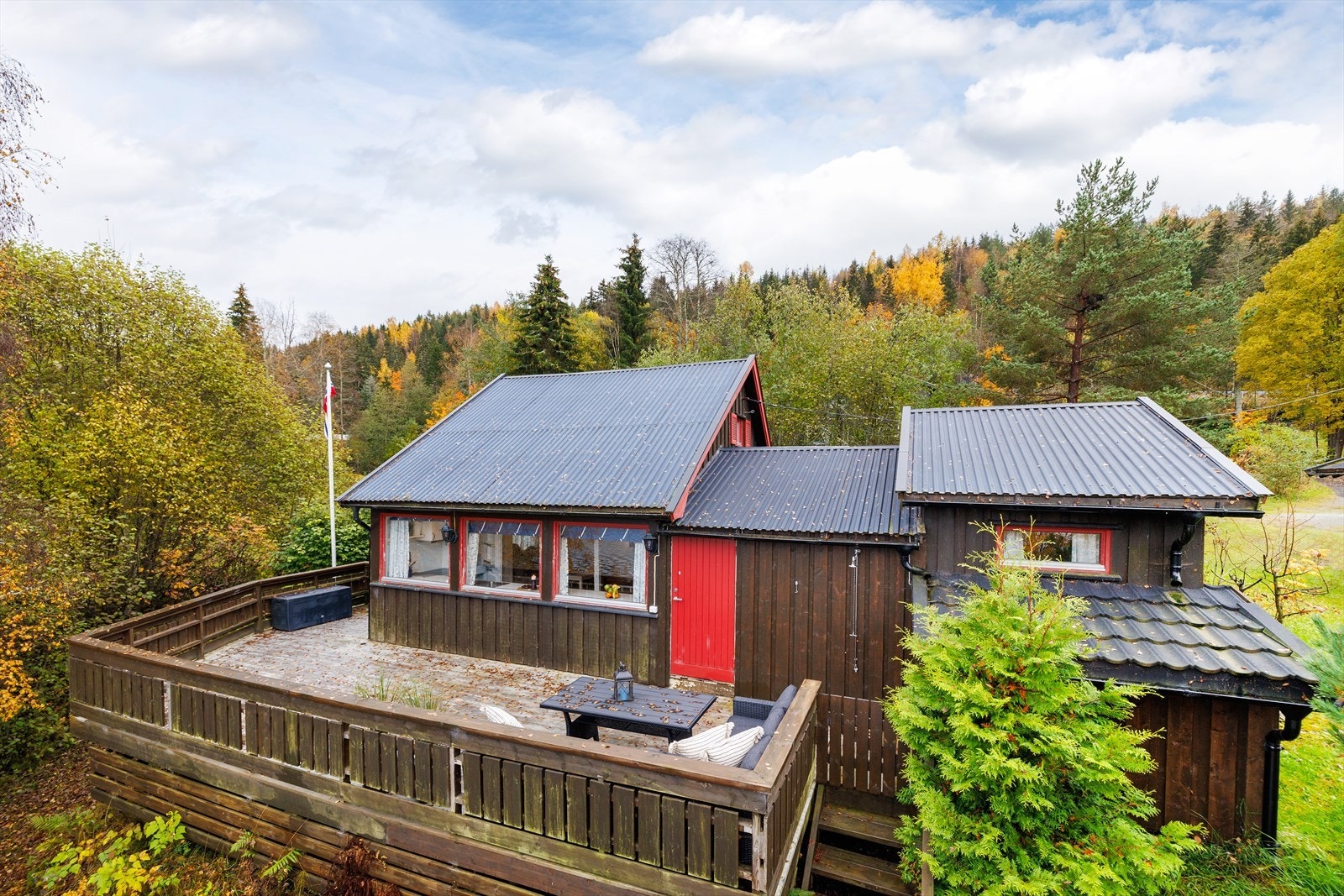 Her får du en rolig og naturnær beliggenhet, med lite innsyn og stor terrasse som kan nytes hele sommeren. Galleribilde