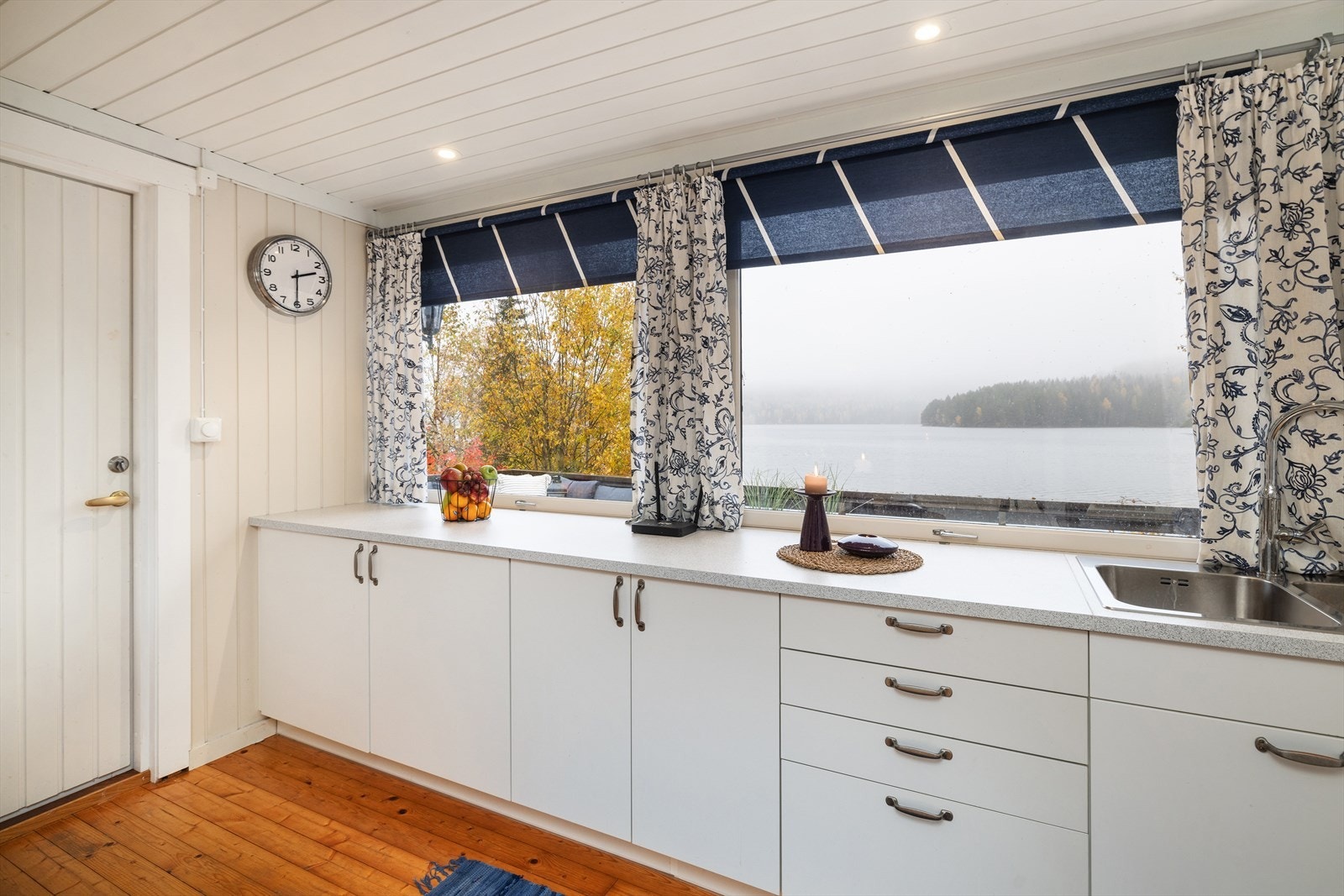 Fra kjøkkenbenken er det panoramautsikt over innsjøen. Galleribilde