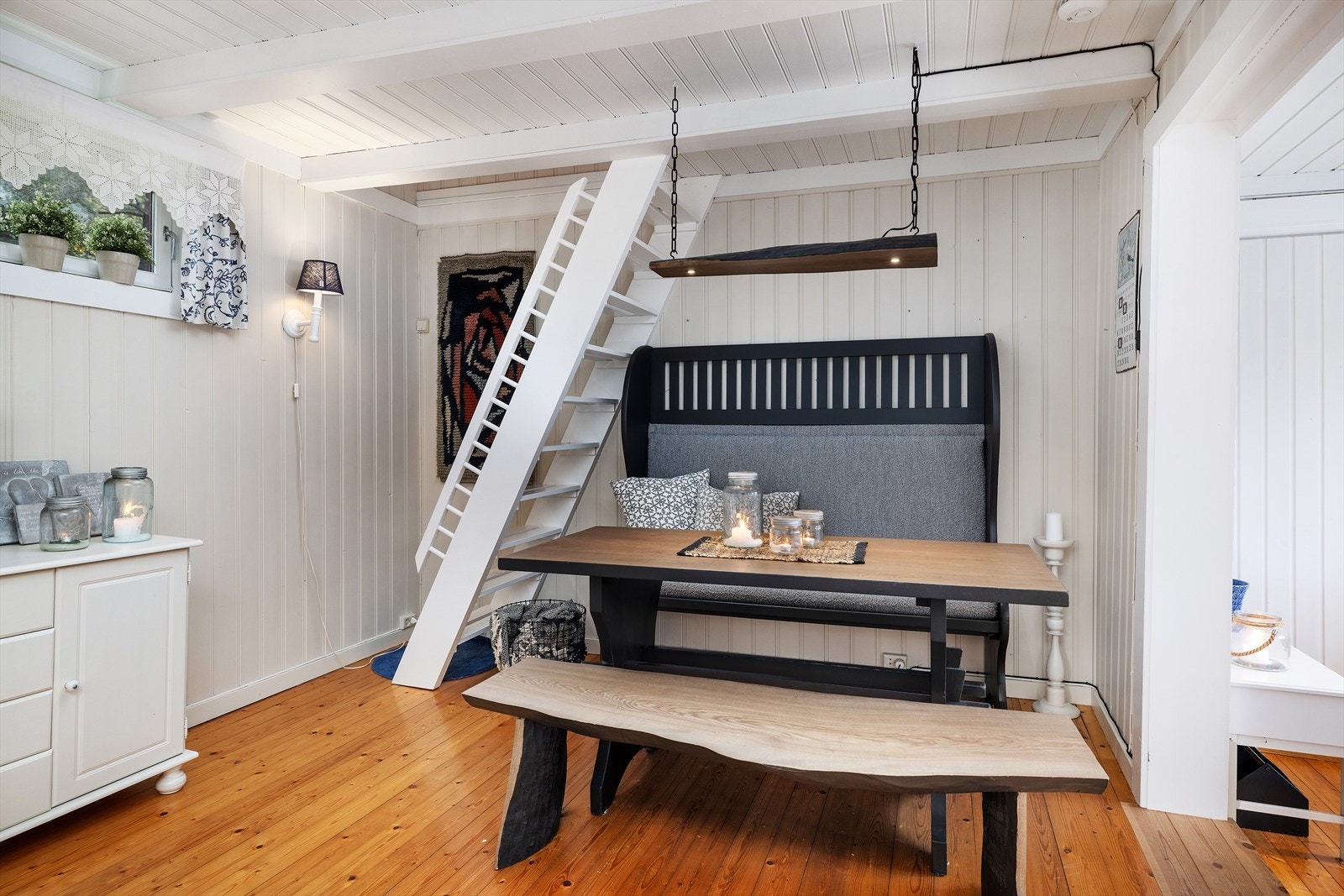 Spisebordet blir et sosialt område for middager og spillkvelder med venner og familie. Galleribilde
