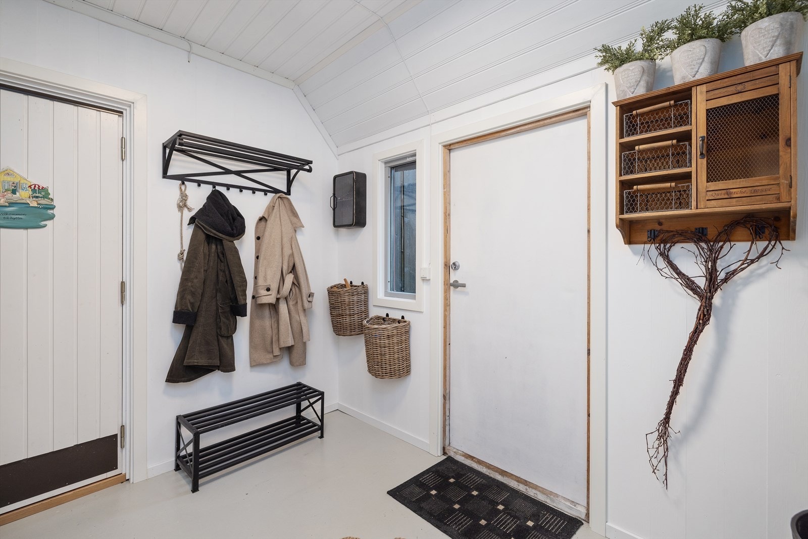 På gulvet er det malt betong, noe som er svært praktisk med vått og skittent yttertøy etter skogsturen. (Rommet er ikke omsøkt kommunen og godkjent for varig opphold) Galleribilde