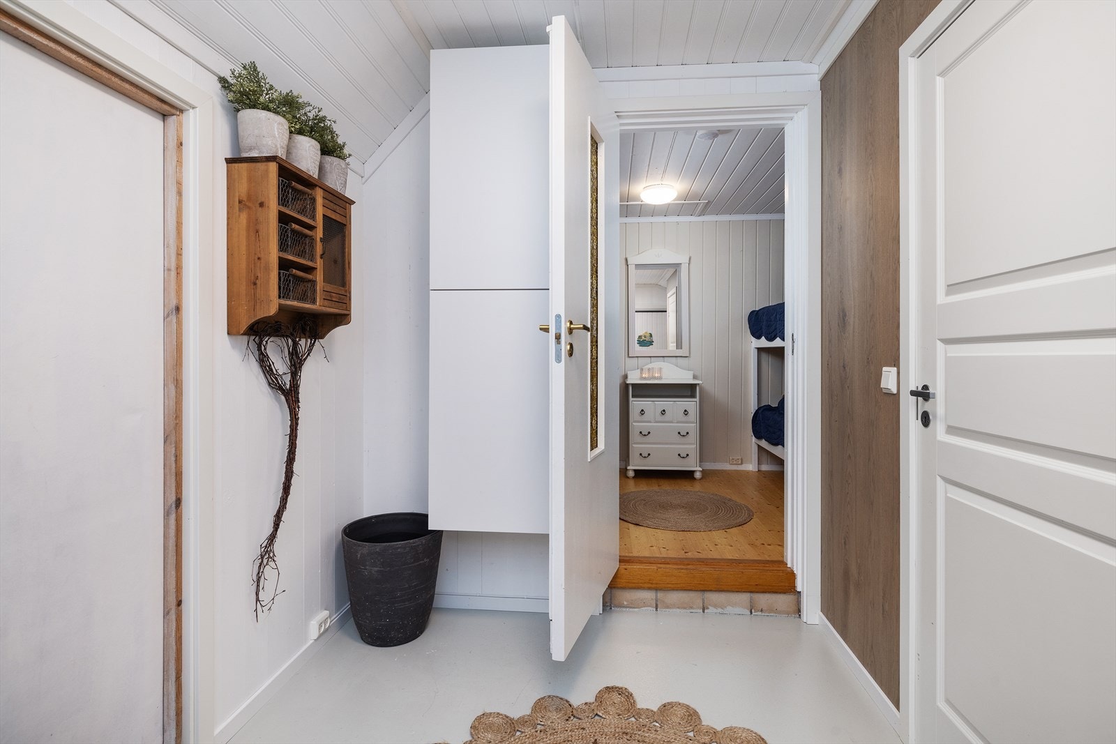 Hytta har en lys og romslig gang med god plass til ytterbekledningen. (Rommet er ikke omsøkt kommunen og godkjent for varig opphold) Galleribilde