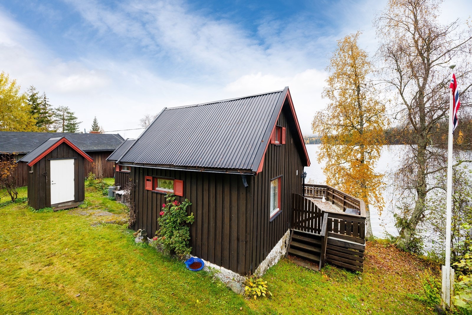 En liten og koselig hytte på 41 kvm (56 kvm gulvareal), med hems og utedo tilknyttet. Det er strøm og sommervann med pumpe fra innsjøen. Galleribilde