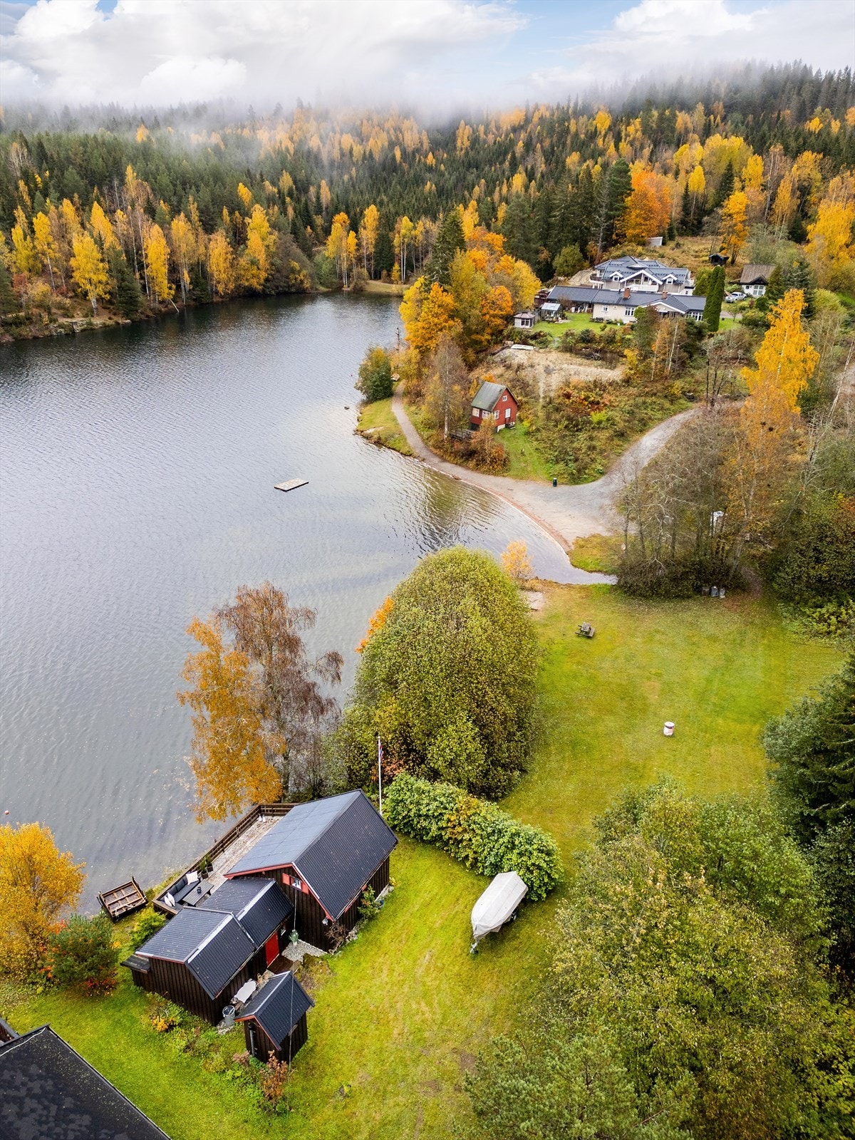 Hagatjern er et rolig og naturskjønt område med fin urørt natur som byr på fine turområder sommer som vinter. Her kan du gå eller løpe lange turer inn blant trærne, eller nyte en lenger skitur når snøen kommer. Galleribilde