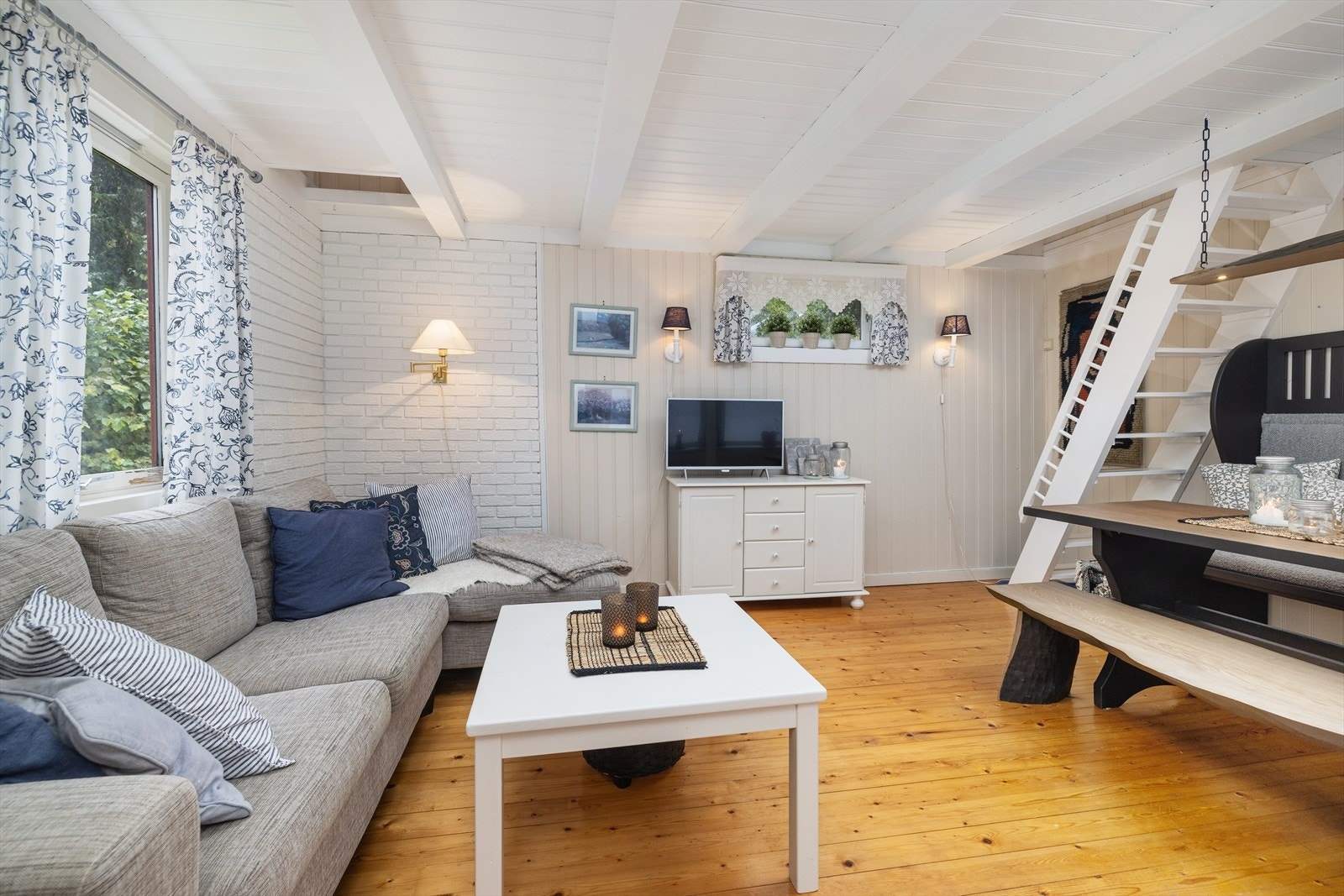 Innvendig er hytta svært koselig og har en fin og godt utnyttet planløsning. Galleribilde