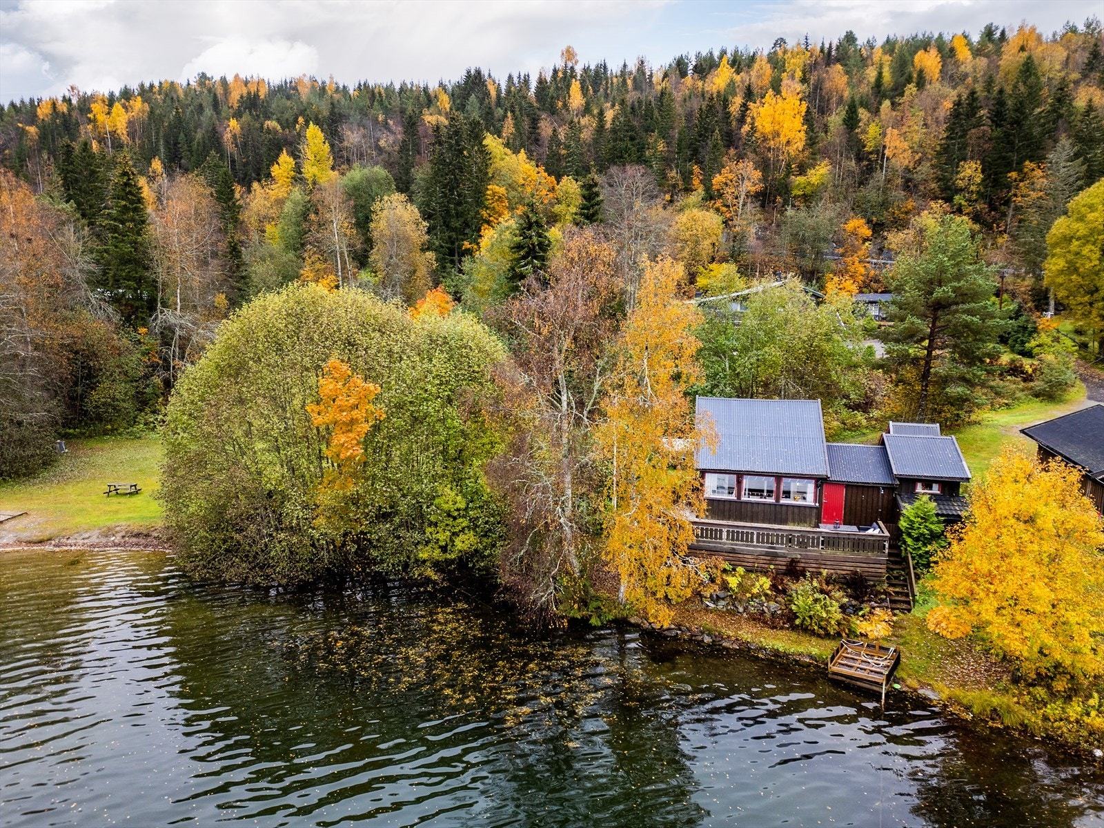 Hytta ligger helt inntil vannkanten i Hagatjern, med flott utsikt over blikkstille vann og fin natur i bakkant. Galleribilde