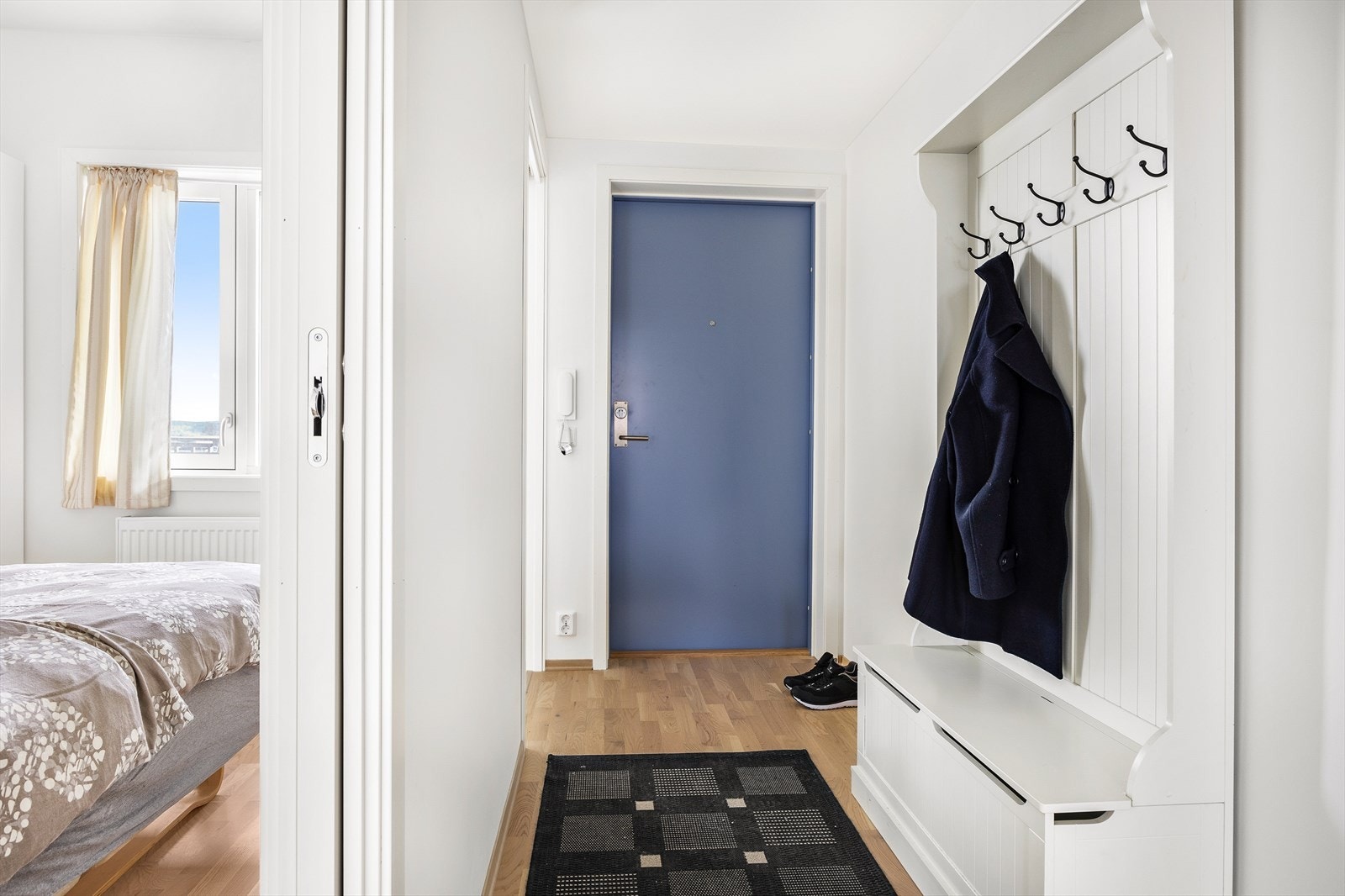 Fra entreen er det en god gang inn til resten av leiligheten, helt i starten finnes soverommet. Galleribilde