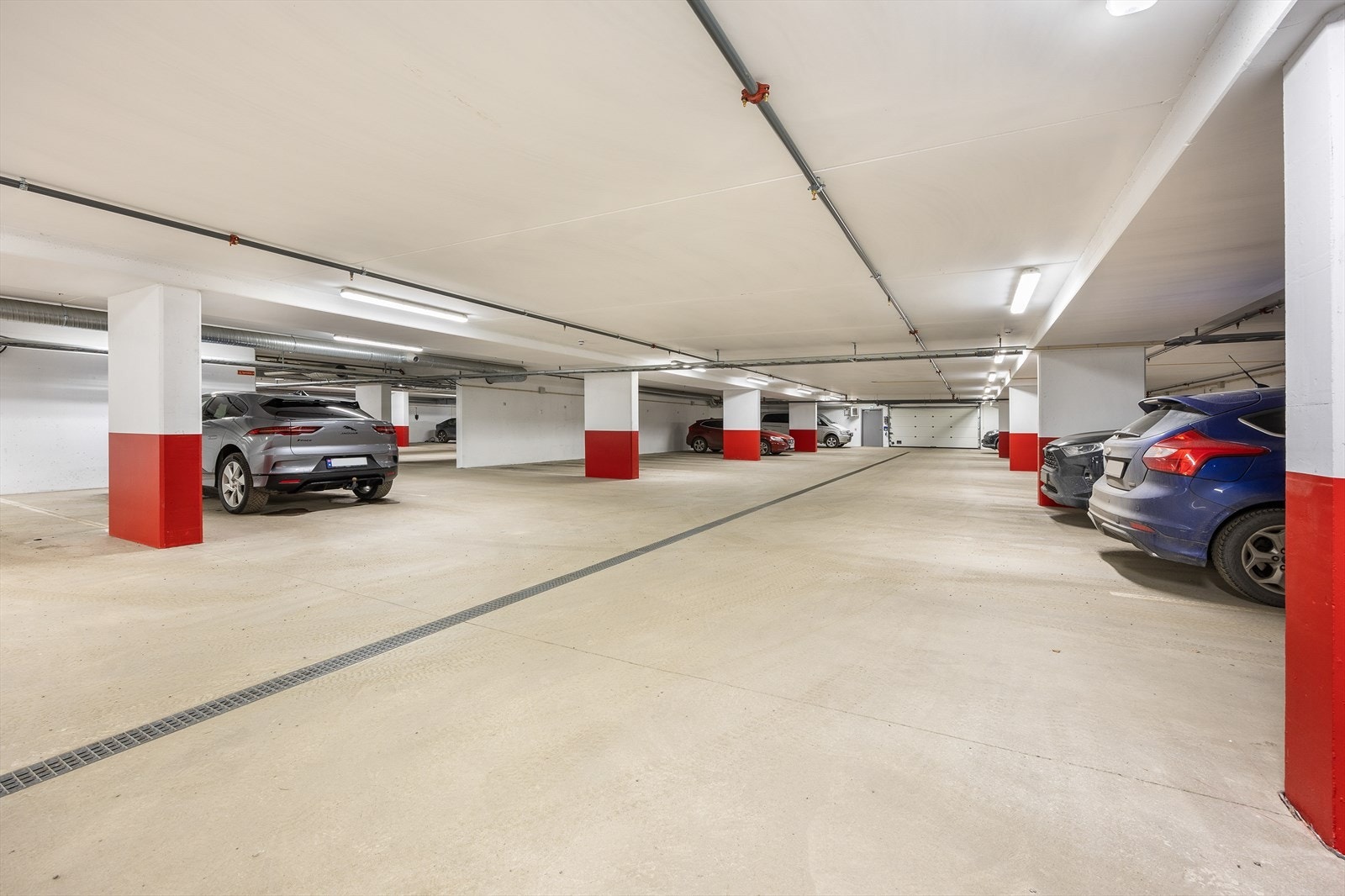 Det følger med garasjeplass i kjeller. Her finnes også sportsbod med lagringsplass. Galleribilde