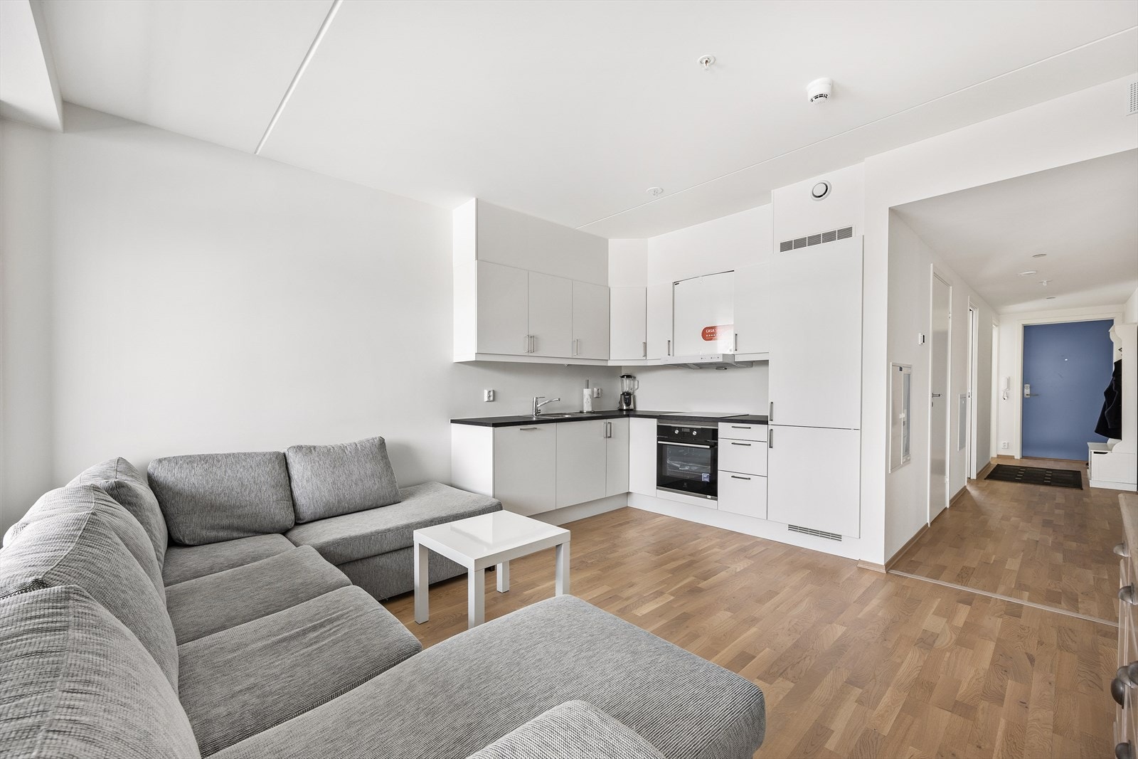I stuen er det plass til sofagruppe og et spisebord. Galleribilde