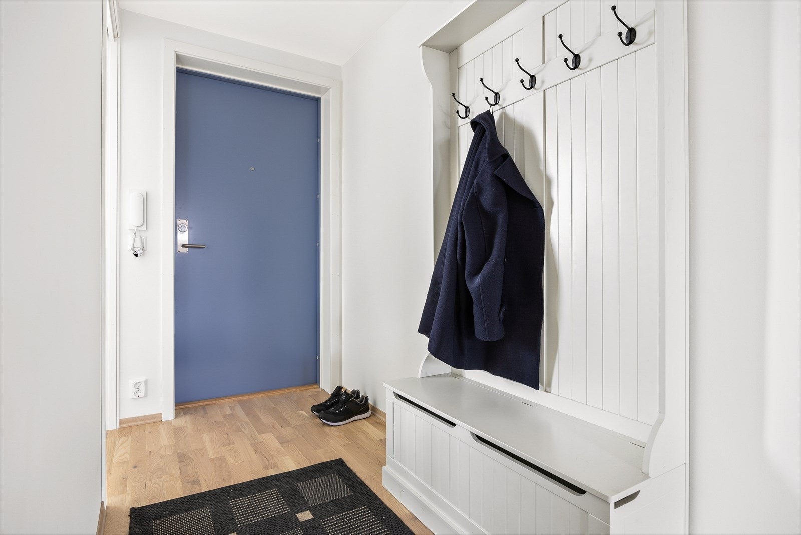 Entré som byr på plass til ytterjakker og sko. Galleribilde