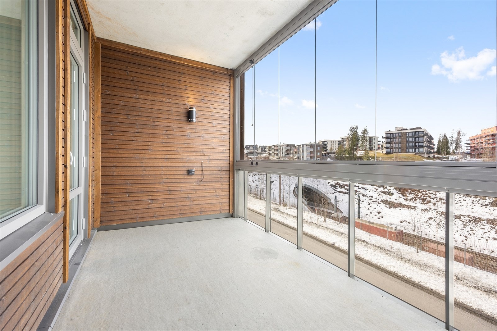 Romslig innglasset balkong perfekt for avslapning året rundt. Galleribilde