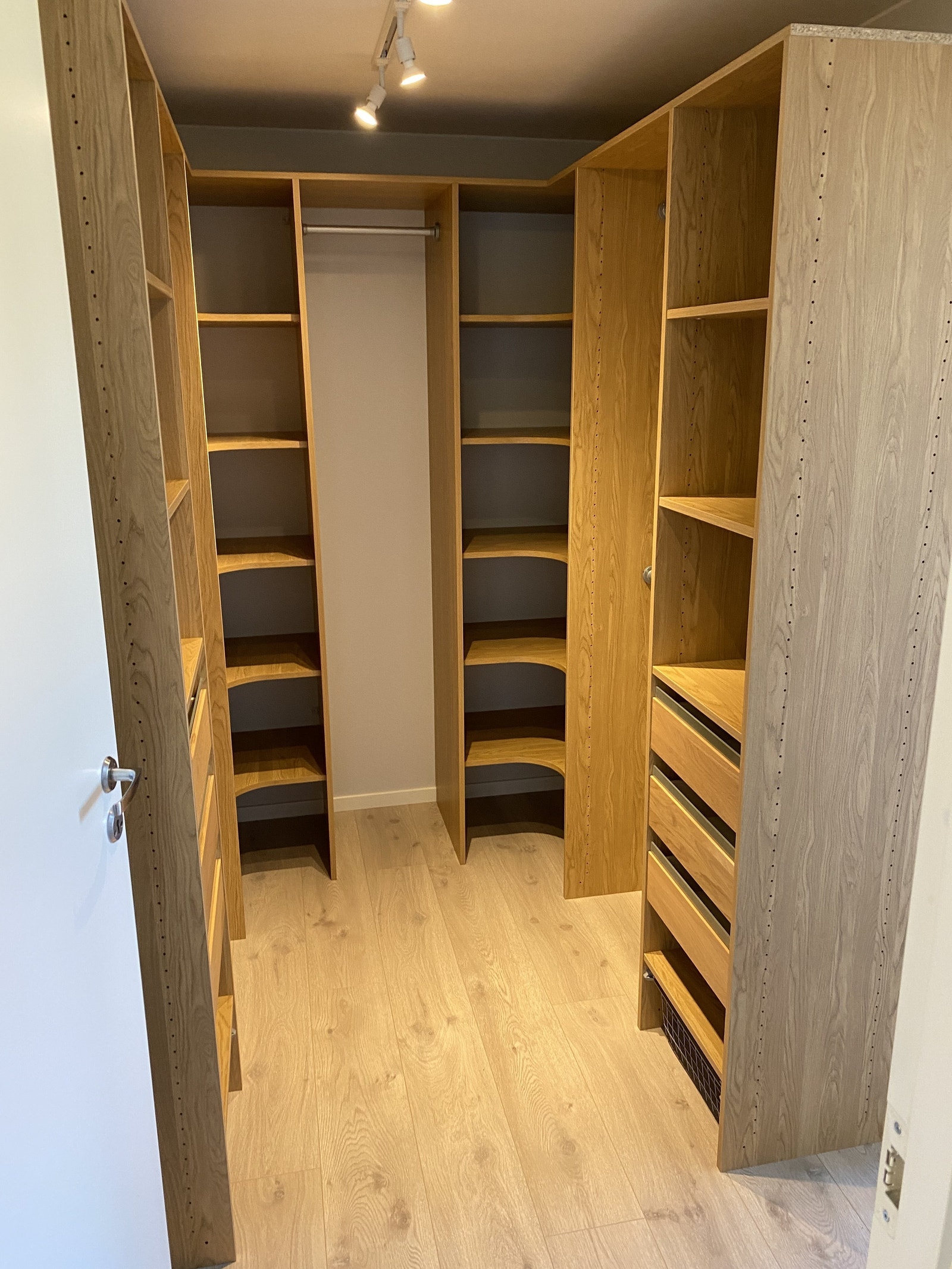 "Walk in closet" ved siden av soverom Galleribilde