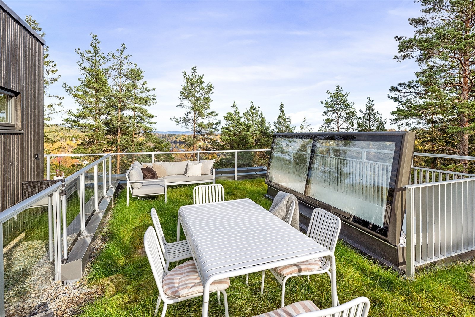 Boligen har en privat takhage/takterrasse på ca. 40 kvm med tilgang via innvendig trapp fra stuen og motorisert takvindu/dør. Her kan du nyte solen og utsikten i rolige og skjermede omgivelser. Galleribilde