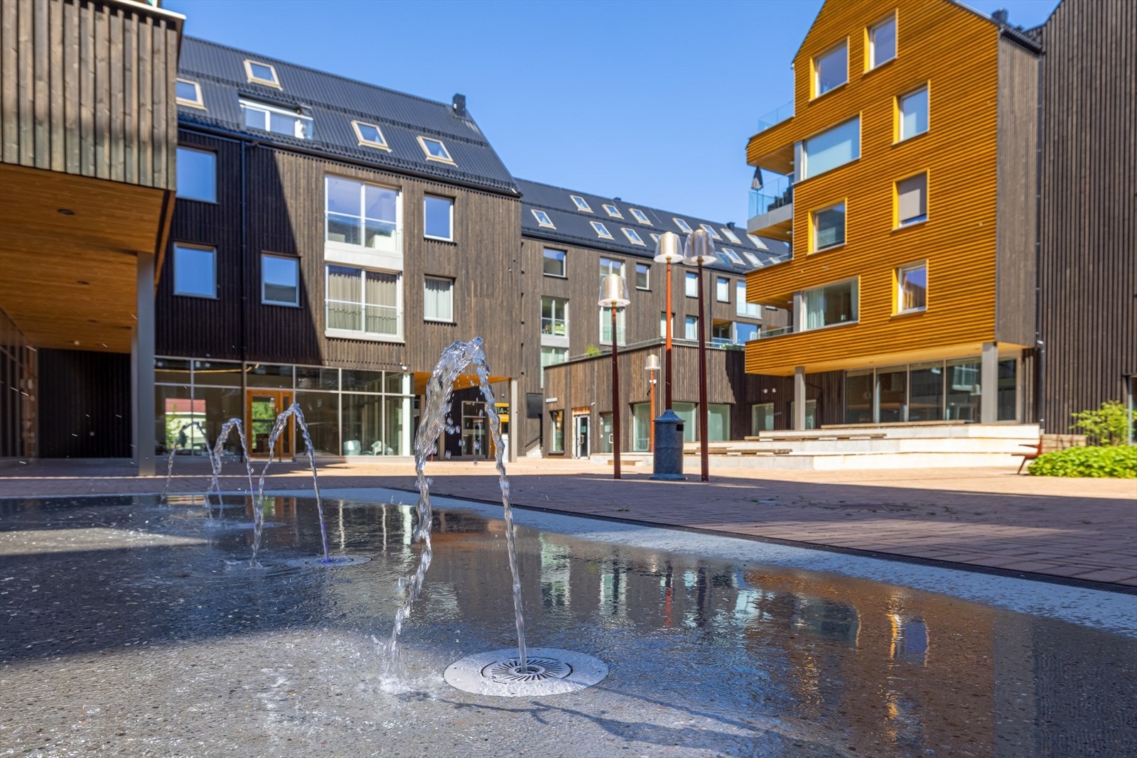 Heggedal Torg er pent opparbeidet og det er matbutikk og flere restauranter her. Galleribilde