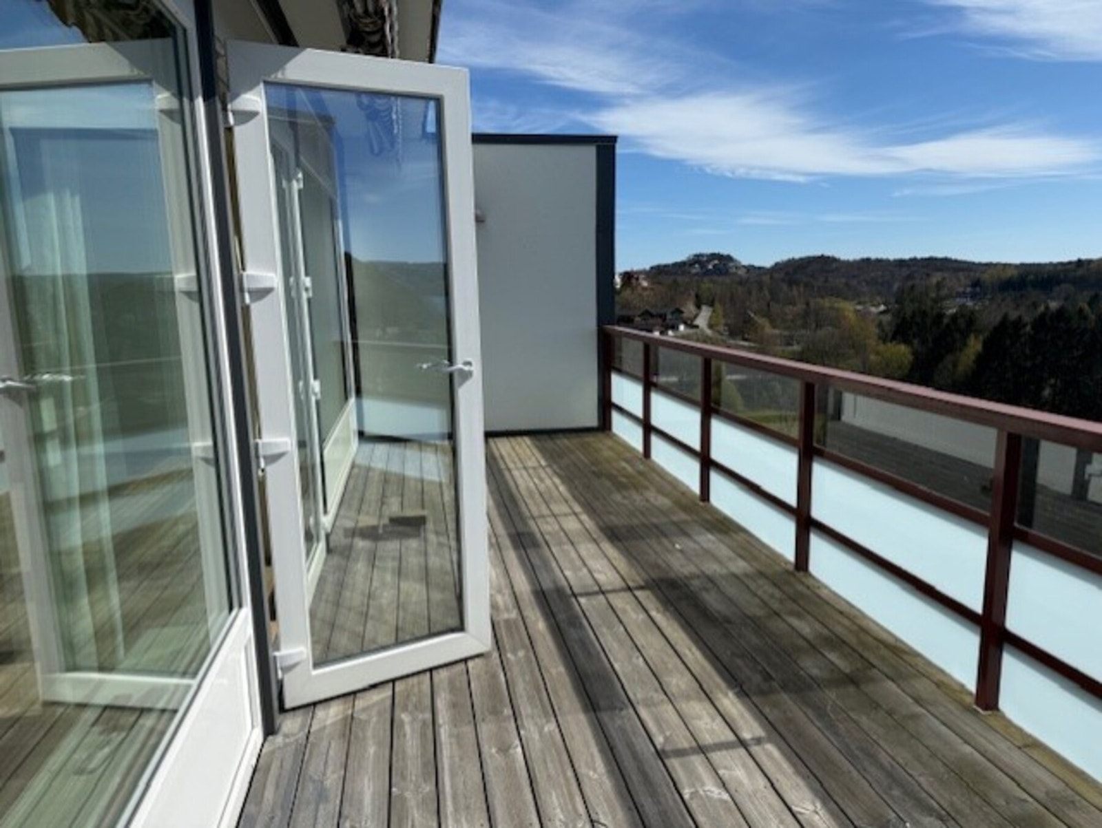 Stor terrasse med mye sol Galleribilde