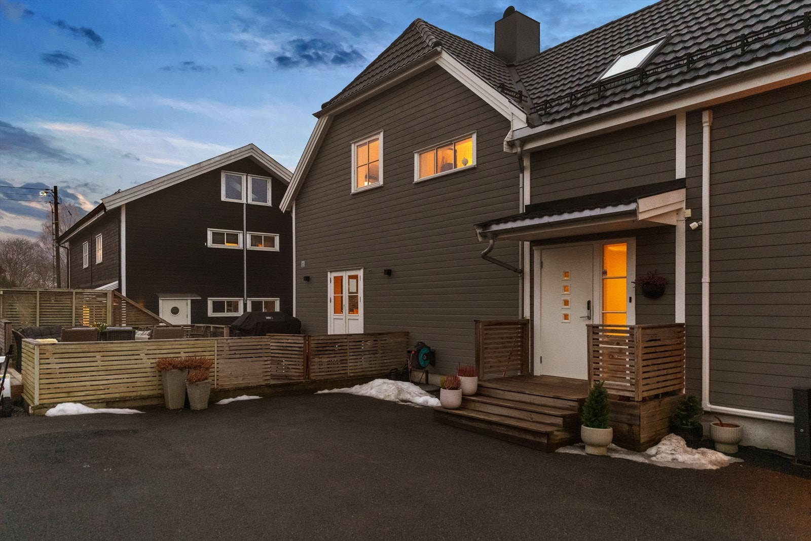 Inngangsparti, gårdsplass og terrasse Galleribilde