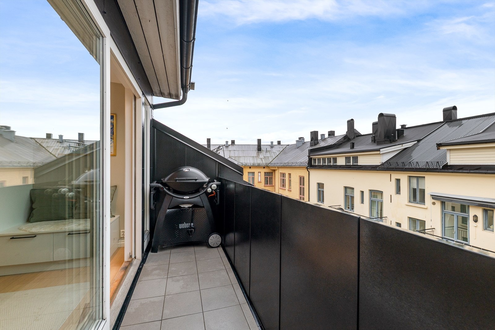 Flott kjøkken fra 2023 fra Kvik, med glatte fronter og en eksklusiv benkeplate i kompositt med innfelt oppvaskkum og svingbart blandebatteri. Galleribilde