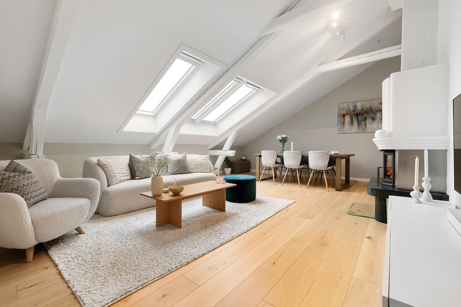 En lys og sjarmerende loftsleilighet med rolig og usjenert beliggenhet i indre gård, vendt mot grøntarealer. Galleribilde