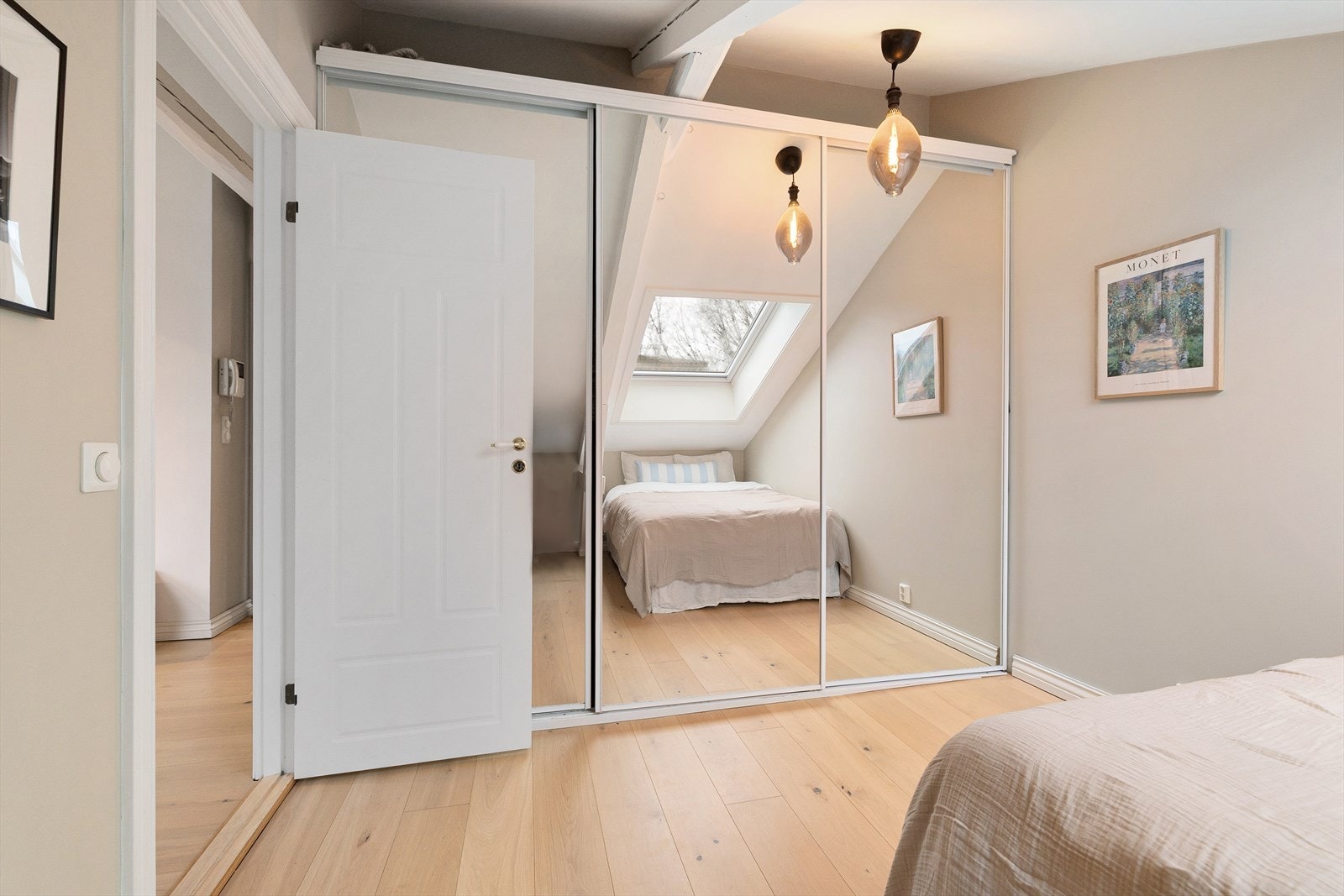 Her er det god plass til lagring i en stor skyvedørsgarderobe. Galleribilde