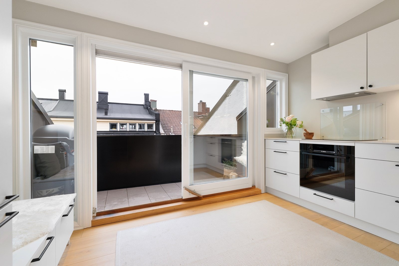 Fra kjøkkenet er det utgang til en vestvendt terrasse på ca. 4 kvm med gode solforhold. Galleribilde
