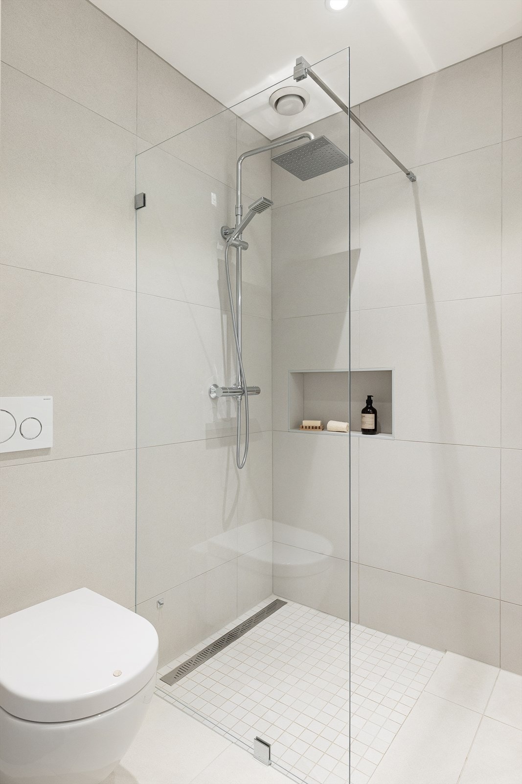 Badet er utstyrt med dusjhjørne med fastmontert glassvegg og blandebatteri fra VikingBad med både regndusj og hånddusj. Galleribilde