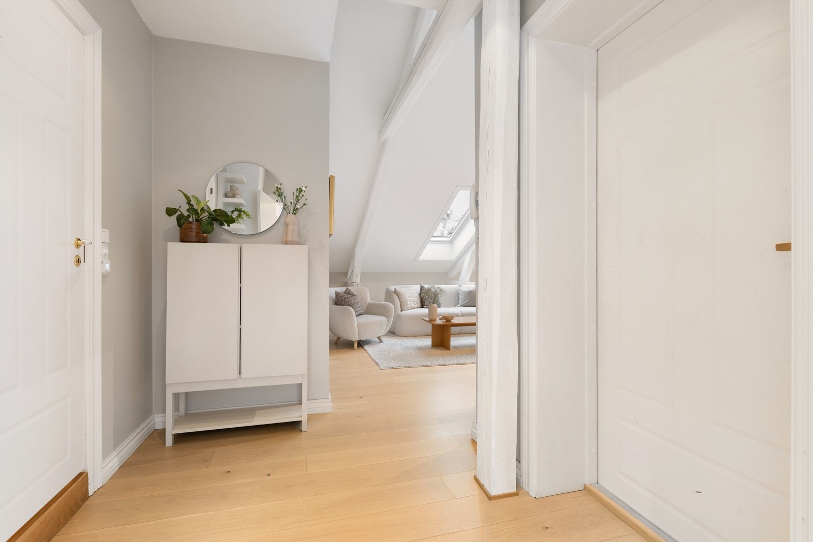 Boligen er lysmalt og gir et umiddelbart godt førsteinntrykk. Et perfekt utgangspunkt for å innrede med egne møbler og gjenstander. Galleribilde