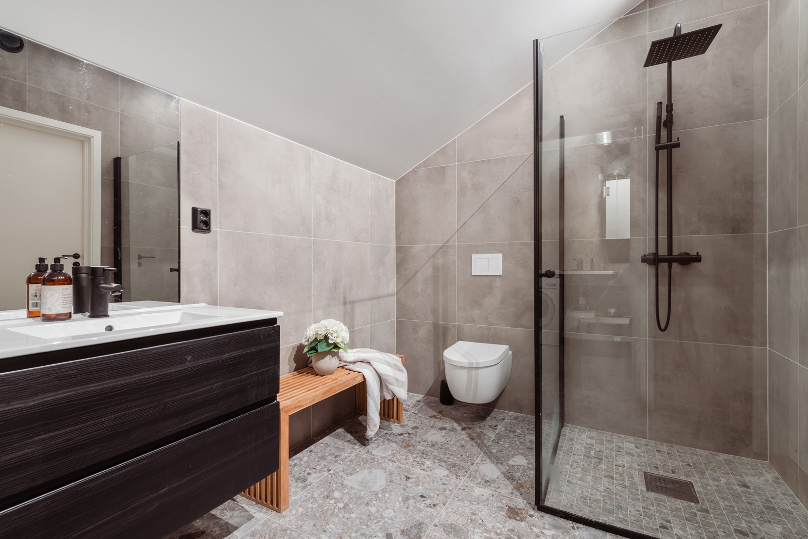 Badet er romslig og med en nydelig finish Galleribilde