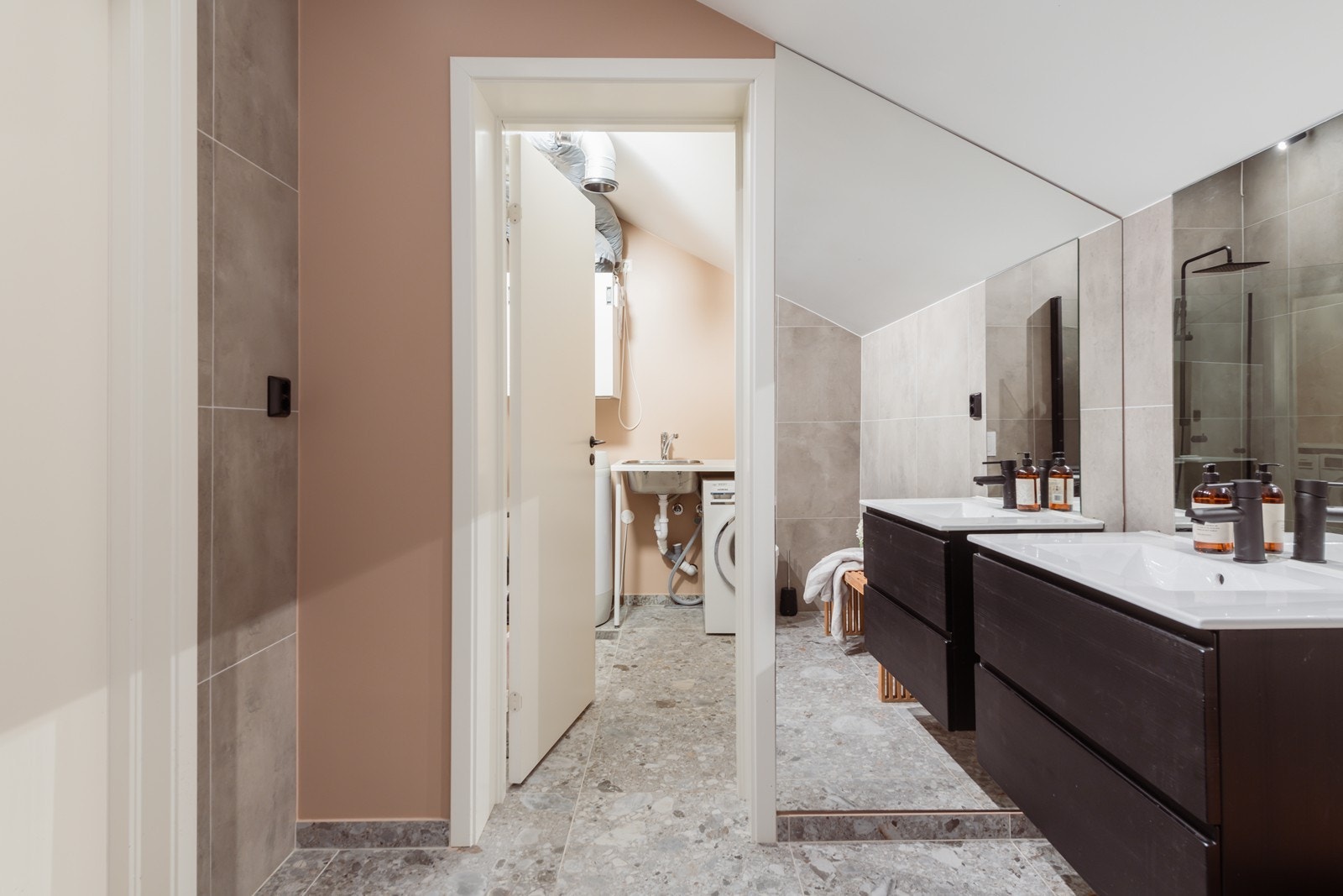 Fra badet kommer du inn til vaskerommet Galleribilde