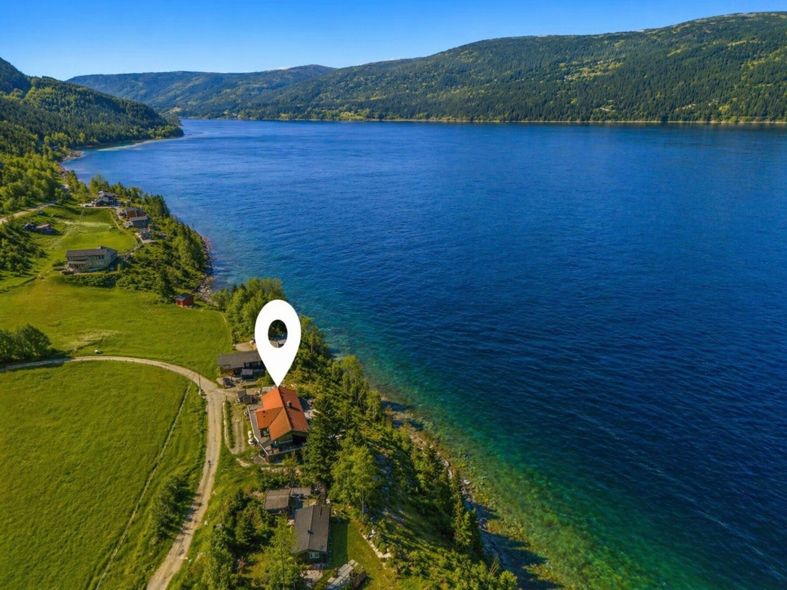 Beliggenheten gir gode solforhold gjennom hele dagen og enkel tilgang til både sjøliv og fine turområder. Bildet er digitalt bearbeidet og ment som illustrasjon. Avvik kan forekomme. Galleribilde