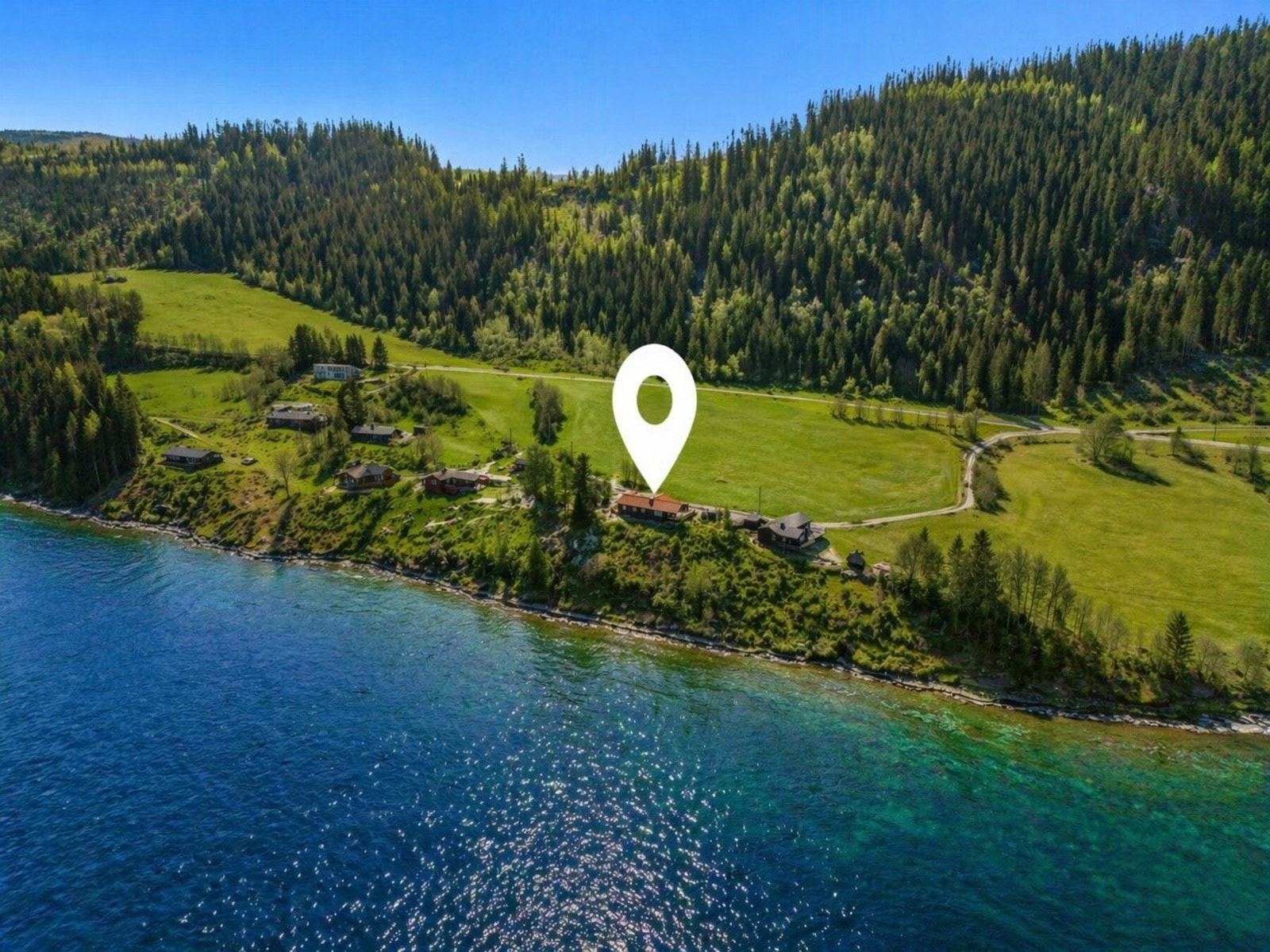 Det er kort vei til småbåthavn, noe som gjør det praktisk for deg som ønsker å bruke båt til fiske eller turer på fjorden. Bildet er digitalt bearbeidet og ment som illustrasjon. Avvik kan forekomme. Galleribilde