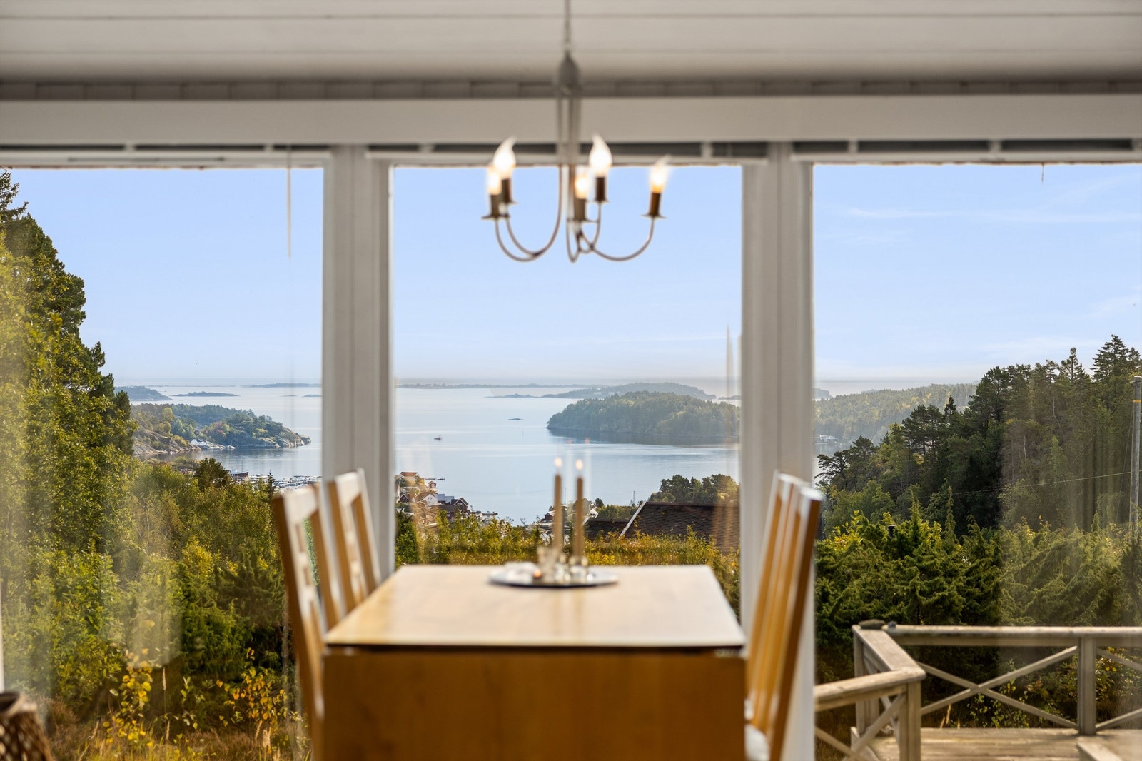 Fra spiseplassen har man en levende utsikt mot Valle og den omkringliggende skjærgården. Galleribilde