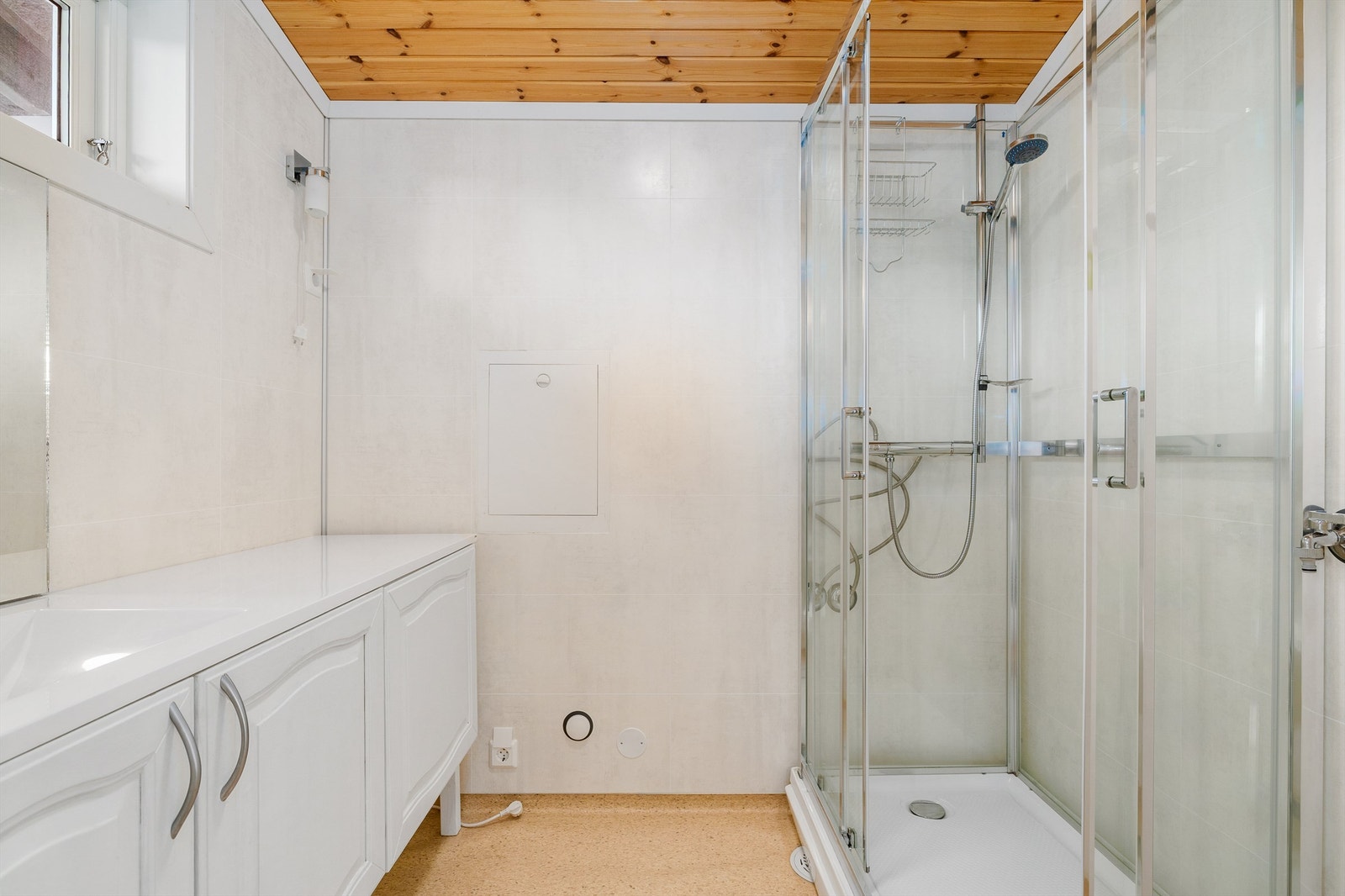 Badet i annekset er romslig, med dusjkabinett og servant med oppbevaring. Det er avsatt plass til å kunne montere et forbrenningstoalett. Galleribilde